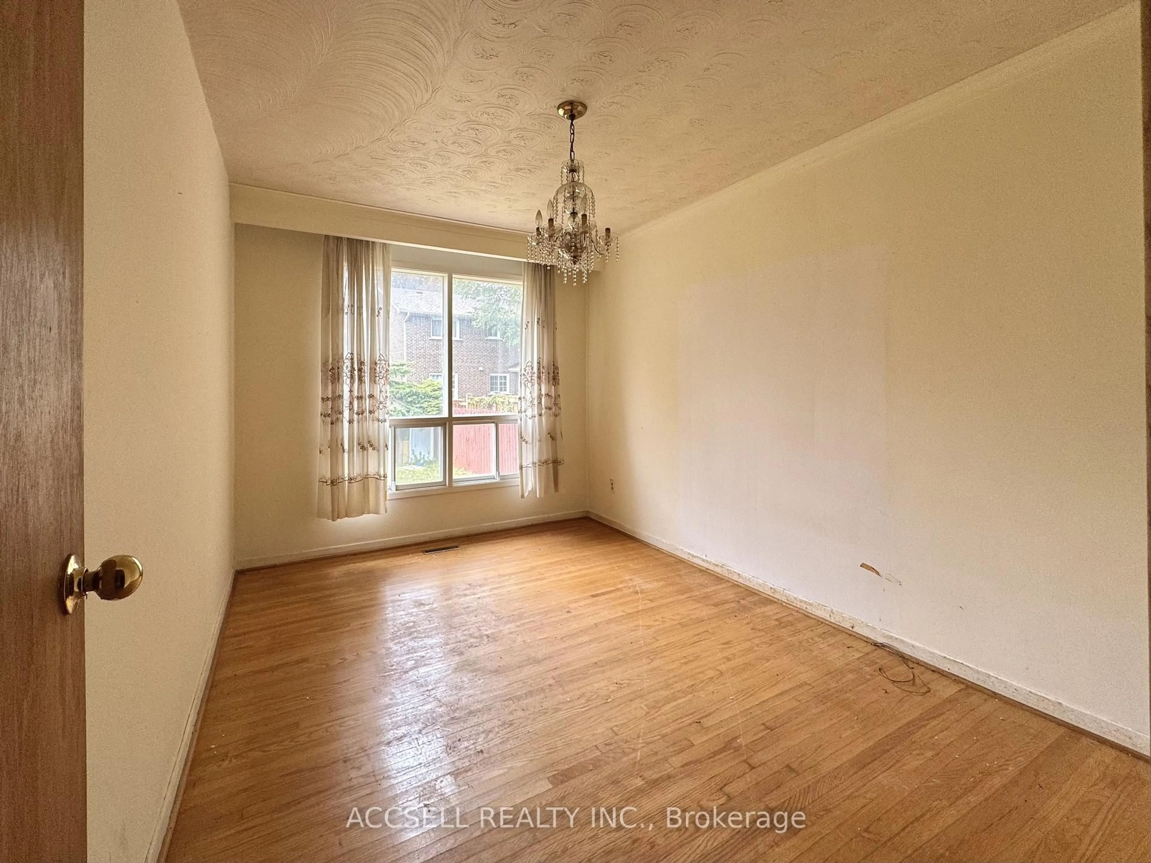 A pic of a room for 403 Chantenay Dr, Mississauga Ontario L5A 1E9