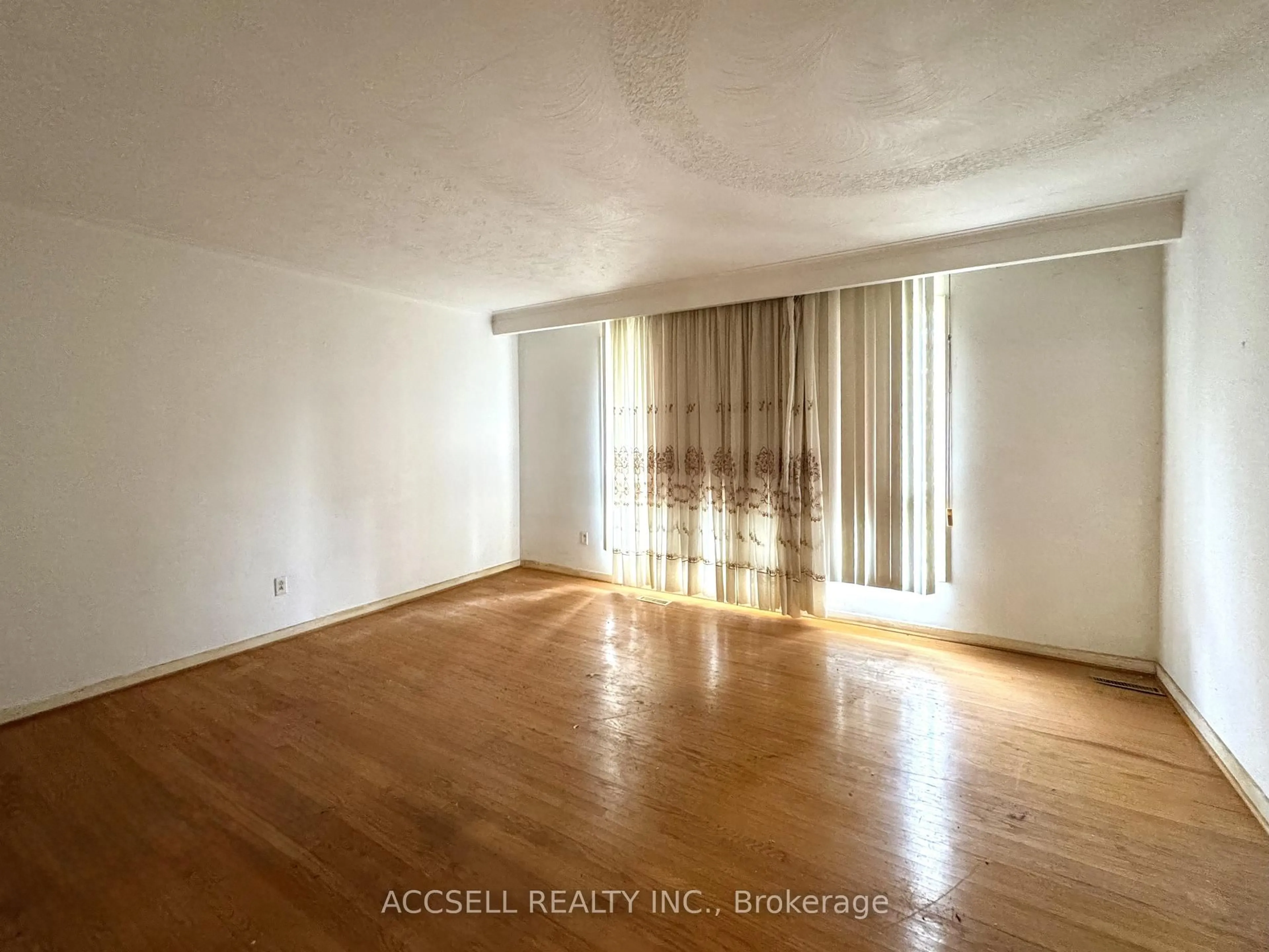A pic of a room for 403 Chantenay Dr, Mississauga Ontario L5A 1E9