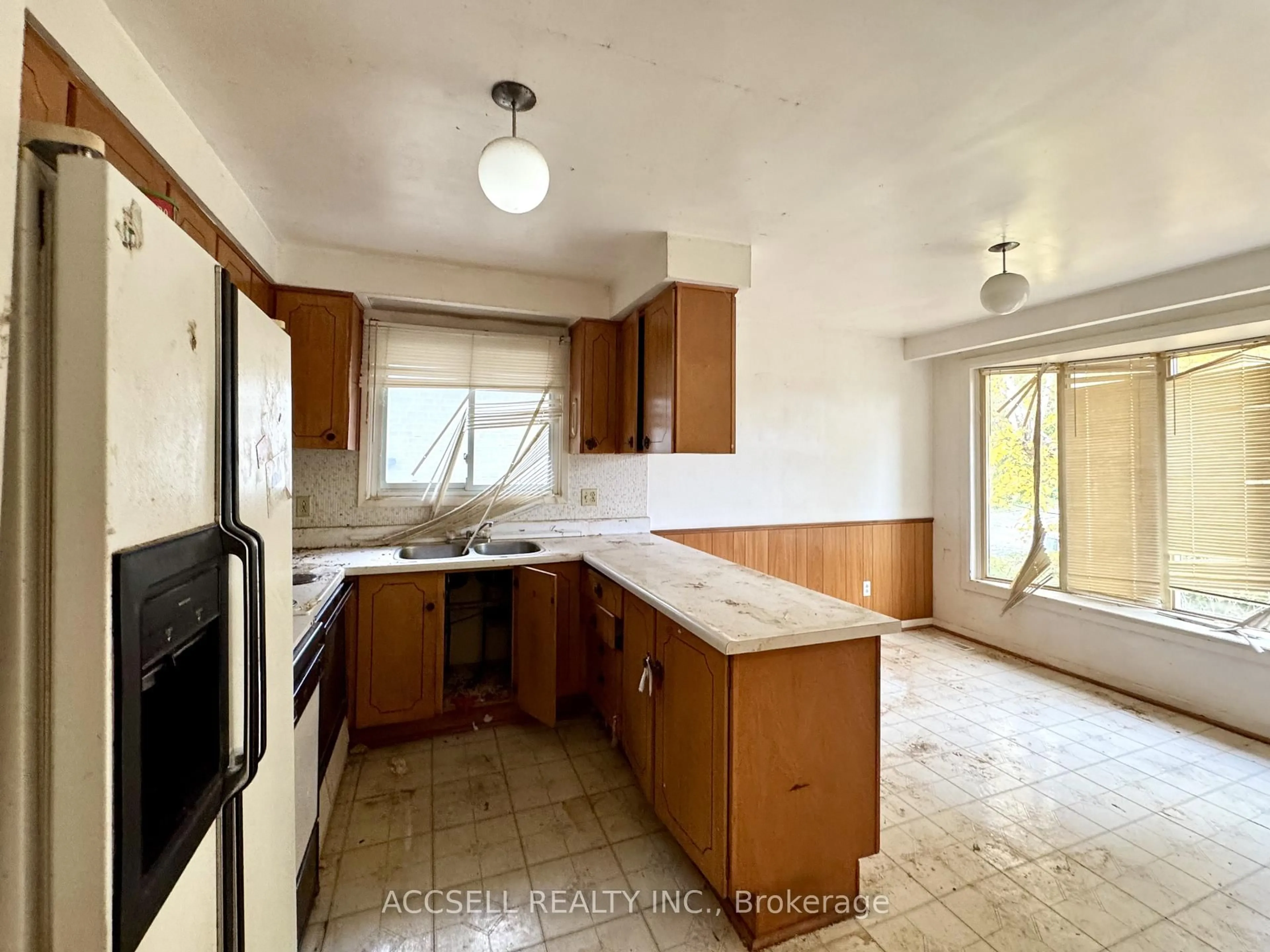 Standard kitchen, unknown for 403 Chantenay Dr, Mississauga Ontario L5A 1E9
