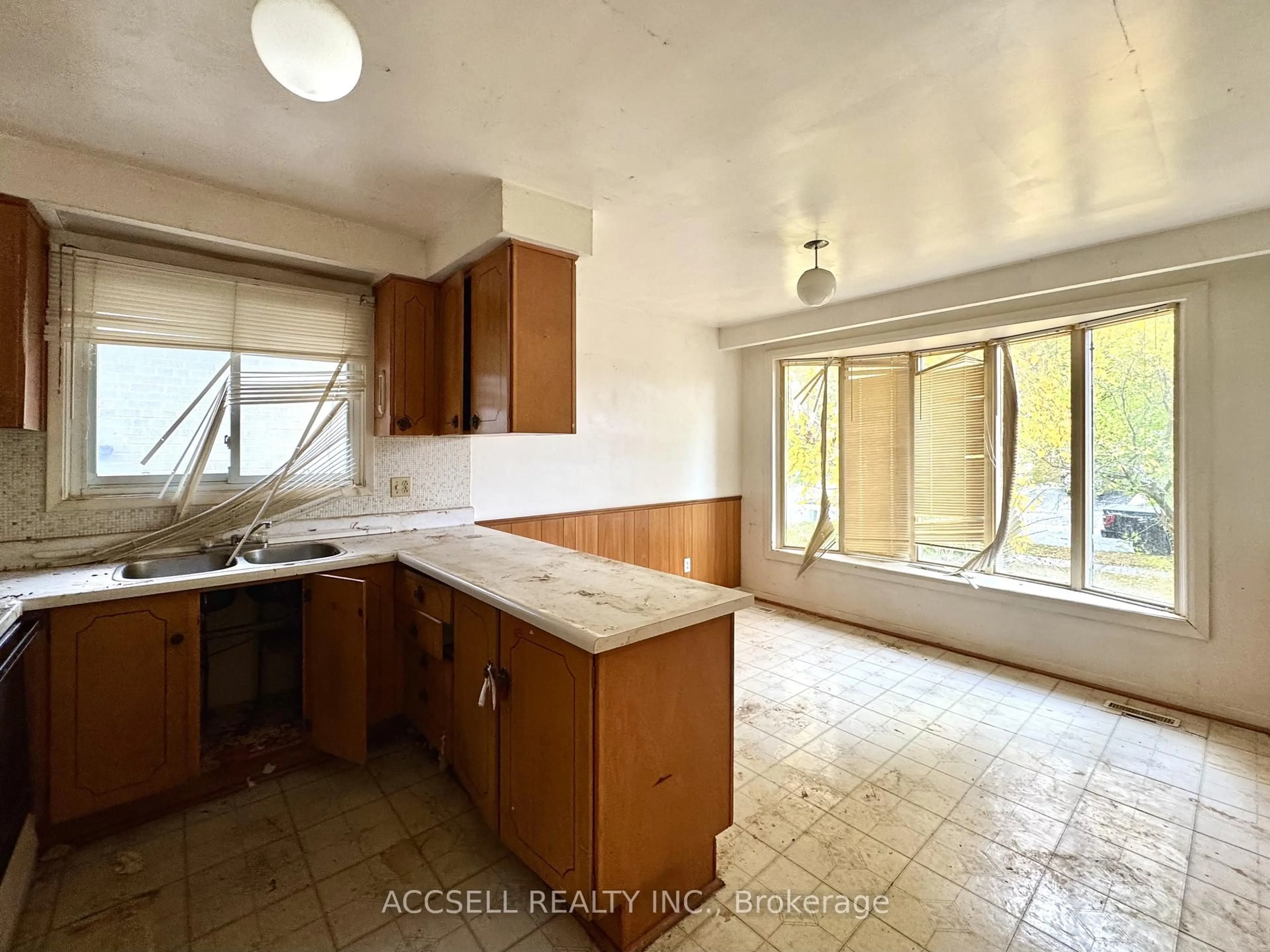 Standard kitchen, unknown for 403 Chantenay Dr, Mississauga Ontario L5A 1E9