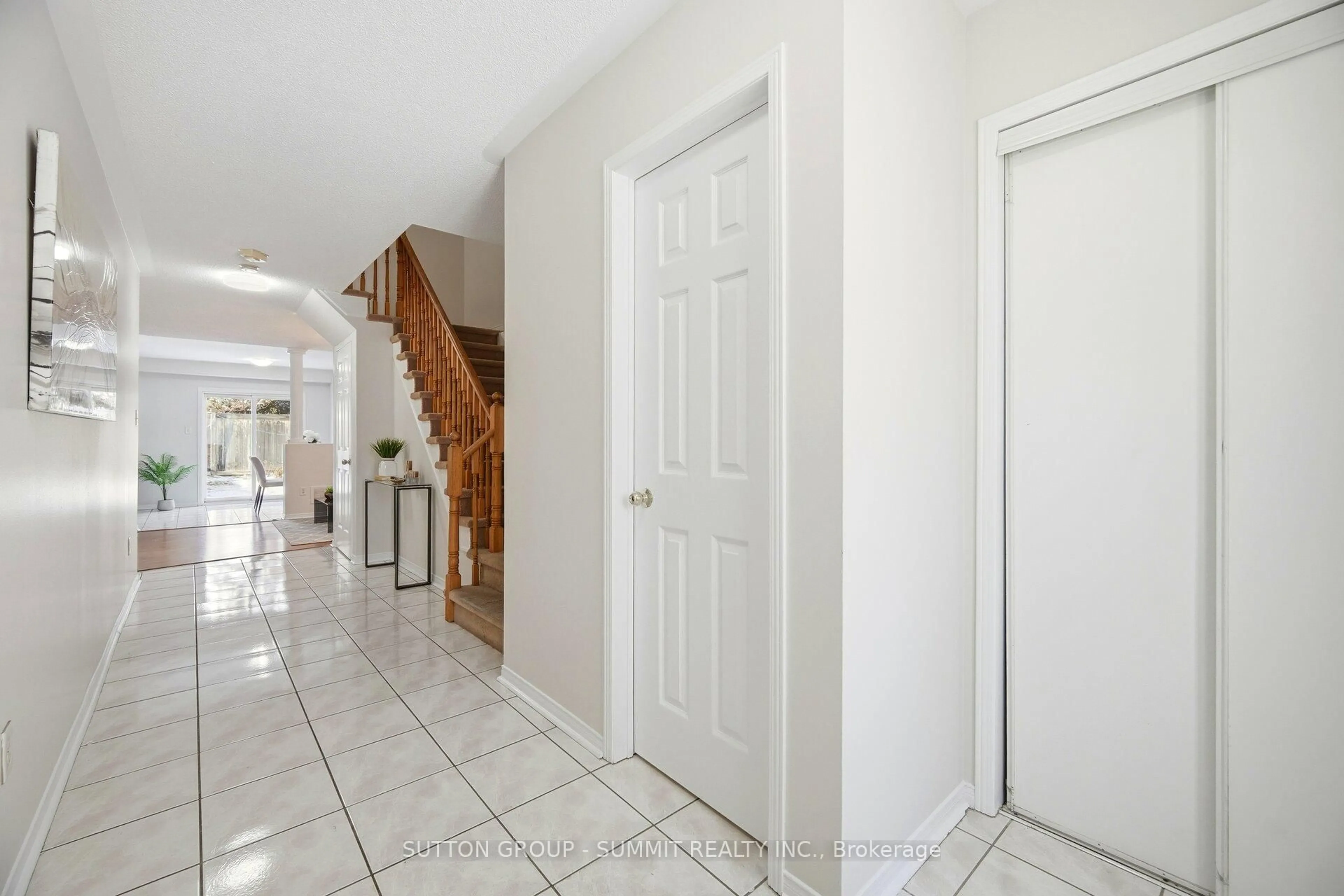 Indoor foyer for 91 Woodhaven Dr, Brampton Ontario L7A 1Y8