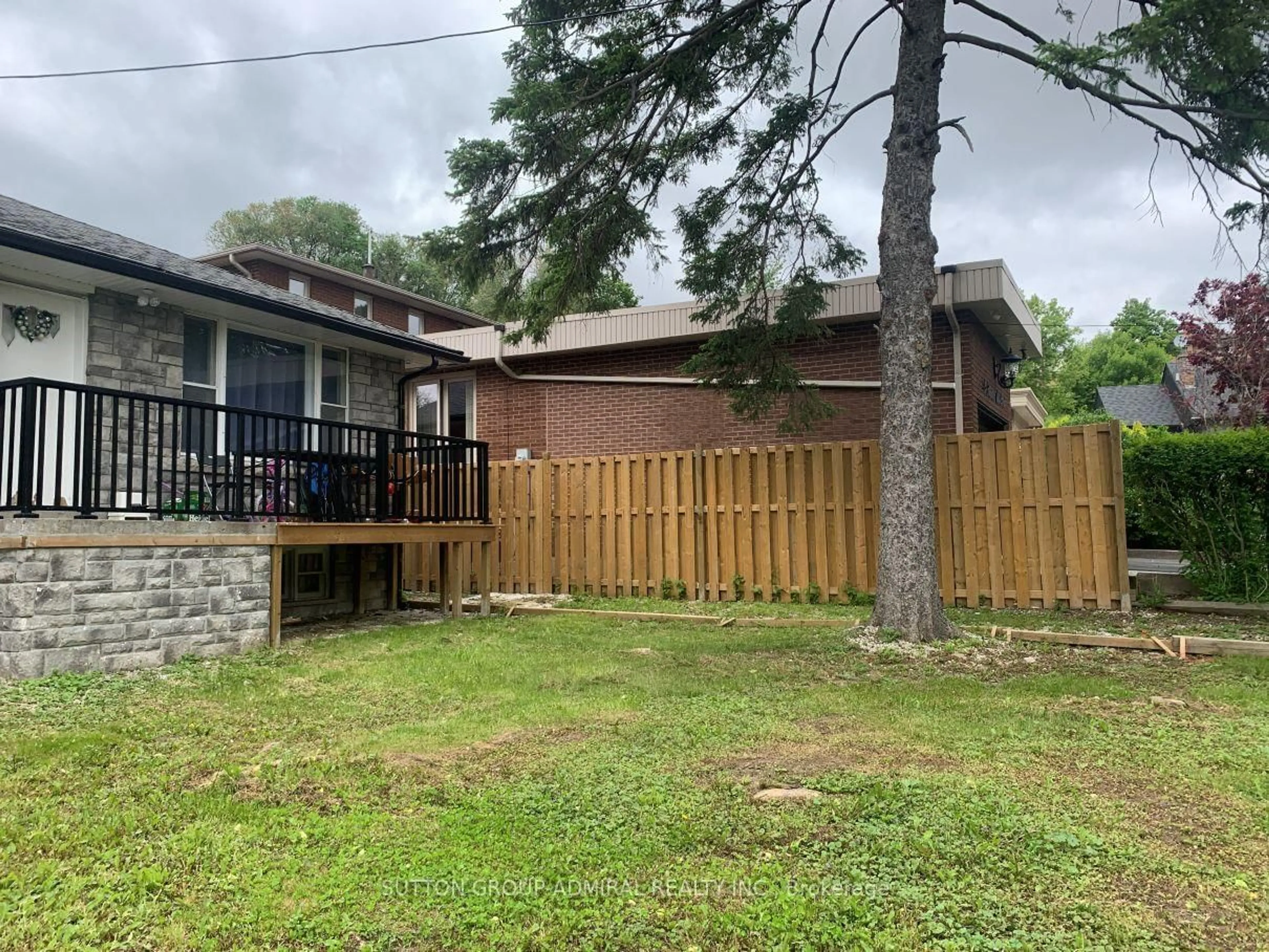 A pic from outside/outdoor area/front of a property/back of a property/a pic from drone, unknown for 148 ROWNTREE MILL Rd, Toronto Ontario M9L 1C9