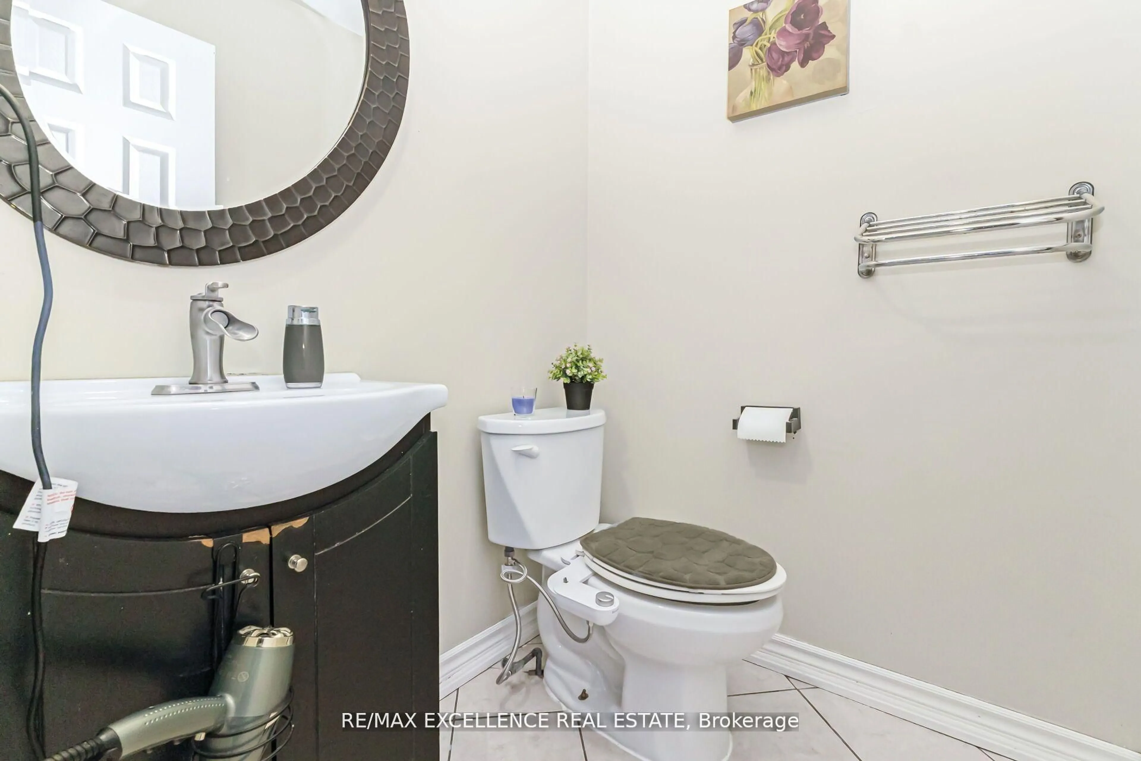 Standard bathroom, ceramic/tile floor for 29 Faywood Dr, Brampton Ontario L6Y 4K3