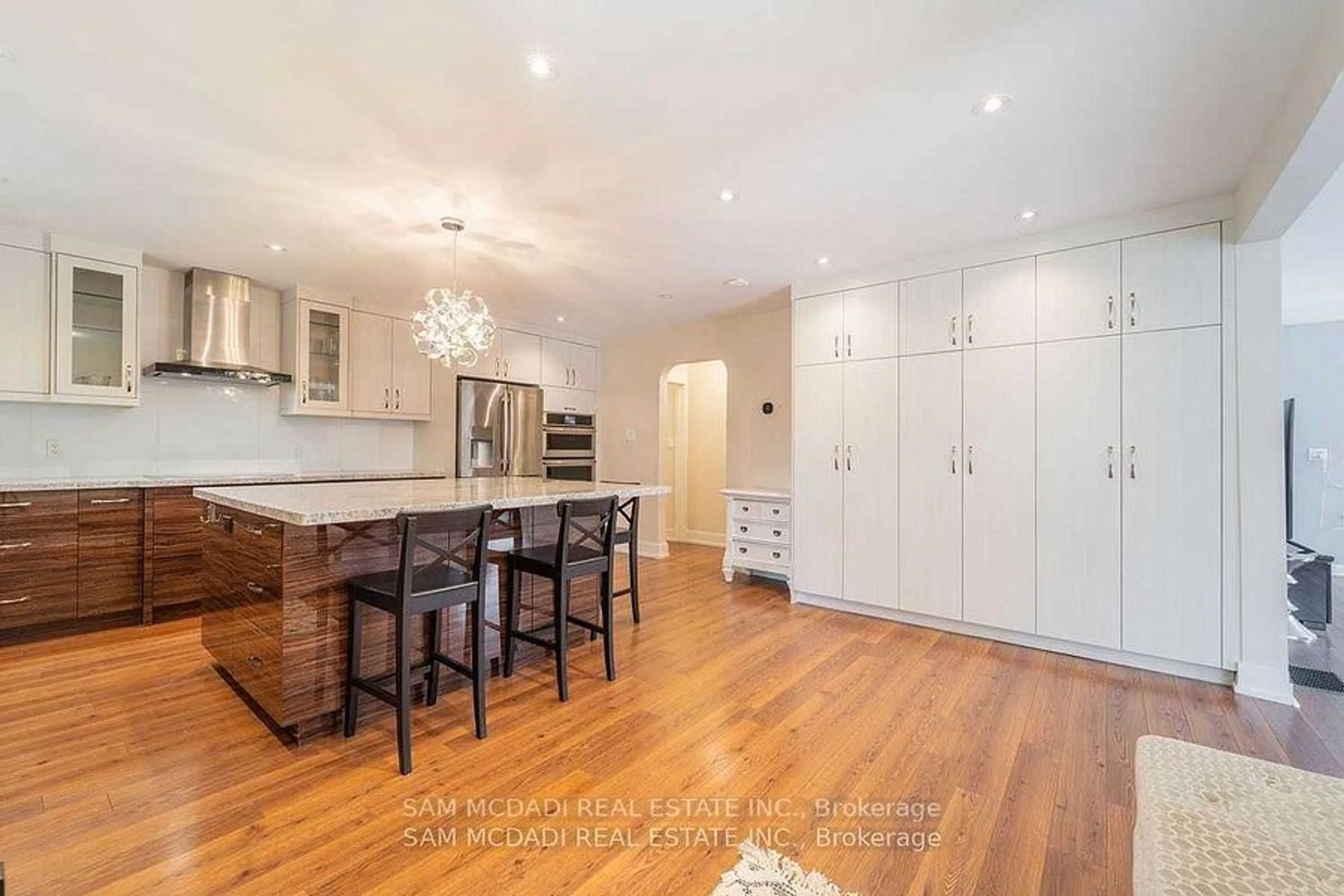 Open concept kitchen, wood/laminate floor for 1730 Sunningdale Bend, Mississauga Ontario L5J 1G1