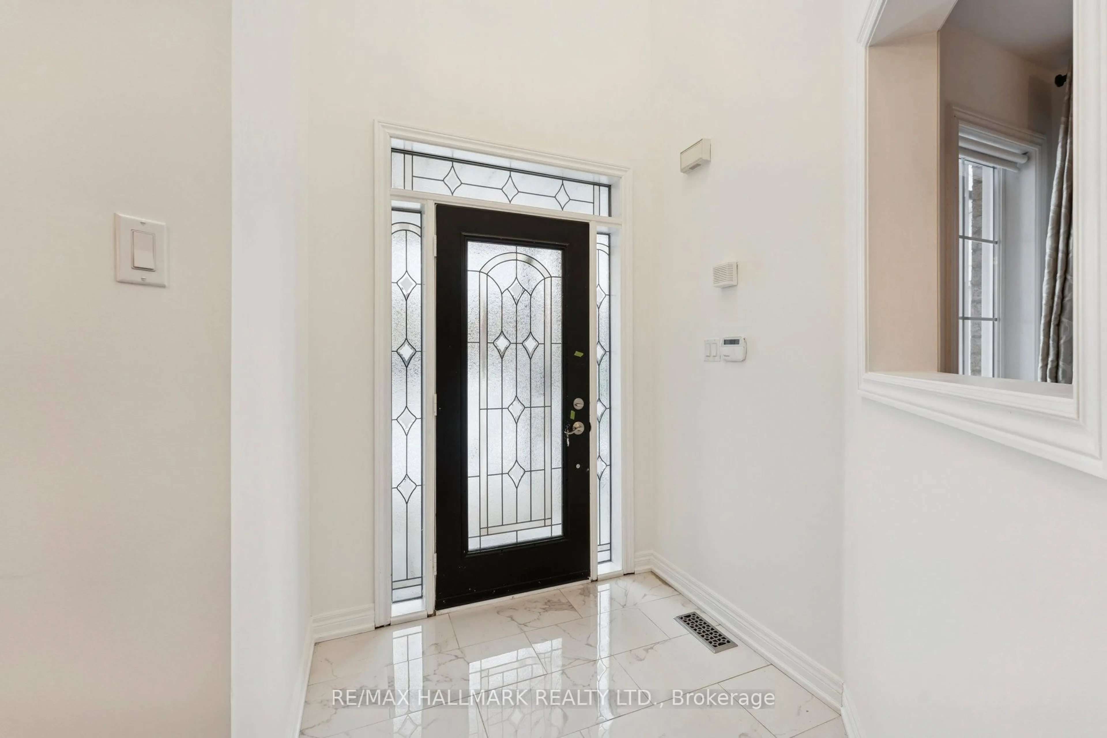 Indoor foyer for 94 Olde Town Rd, Brampton Ontario L6X 4X9