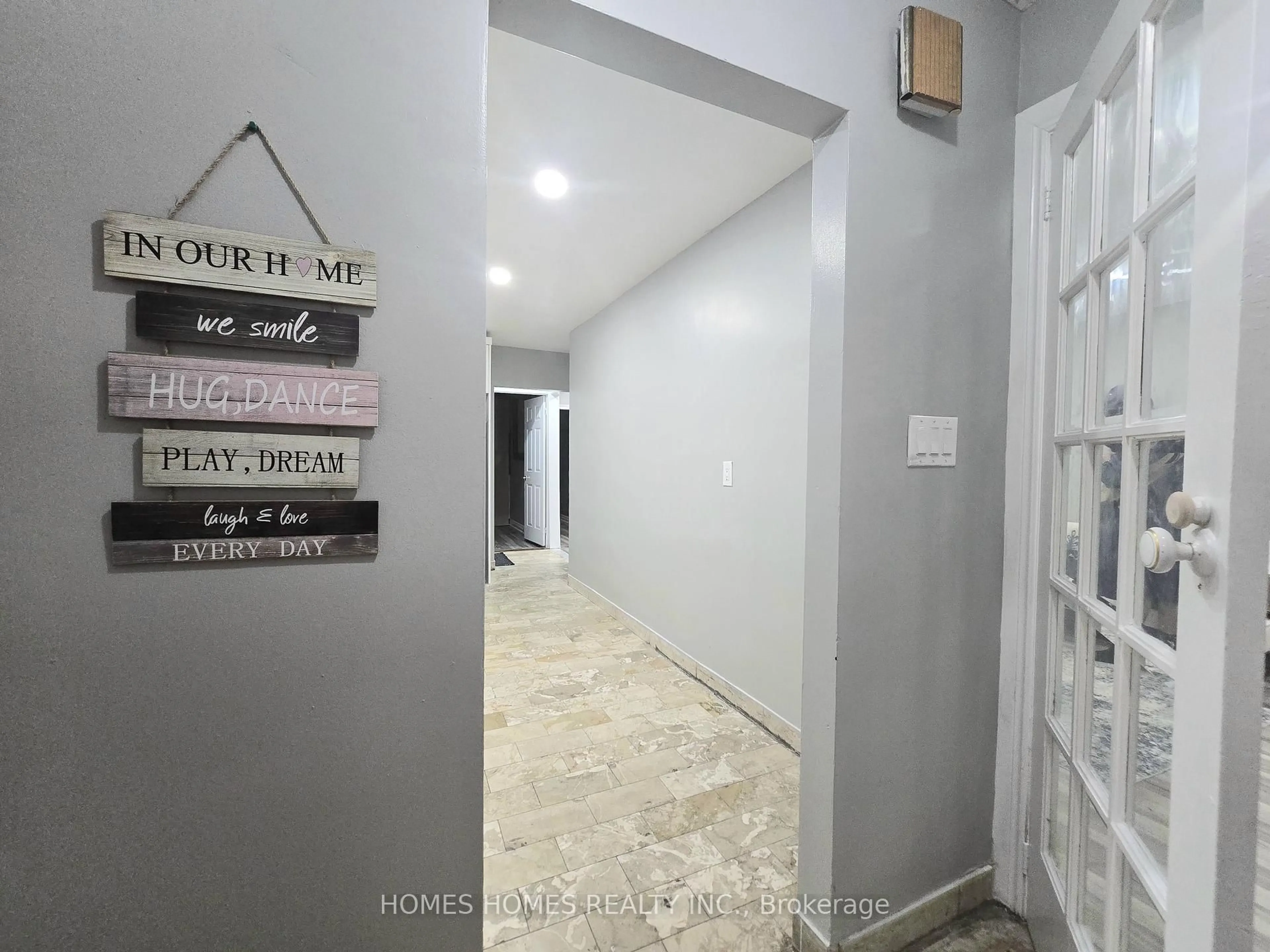 Indoor foyer for 65 Elnathan Cres, Toronto Ontario M9L 2G2