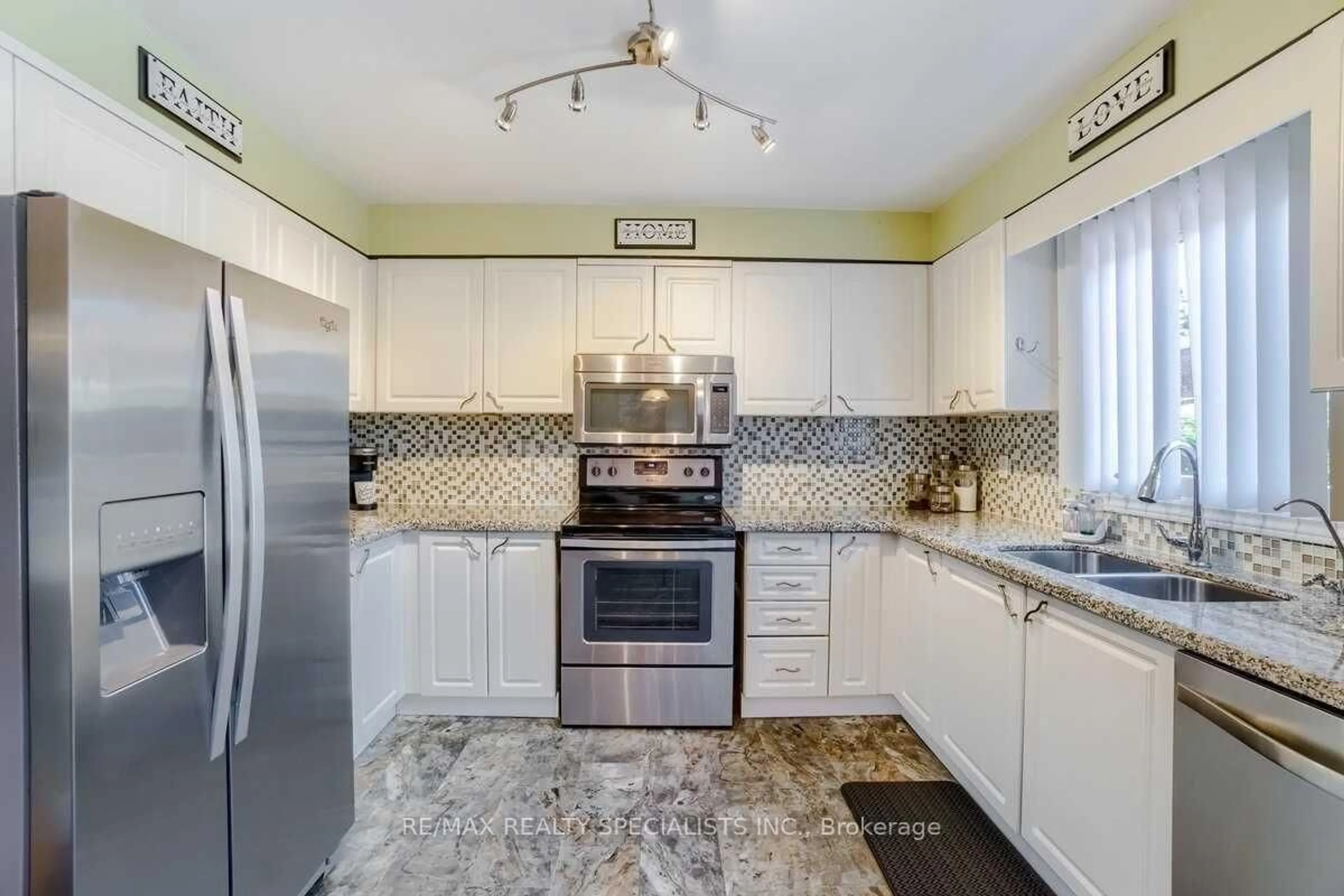 Standard kitchen, ceramic/tile floor for 41 Jay St, Brampton Ontario L6Z 3V6