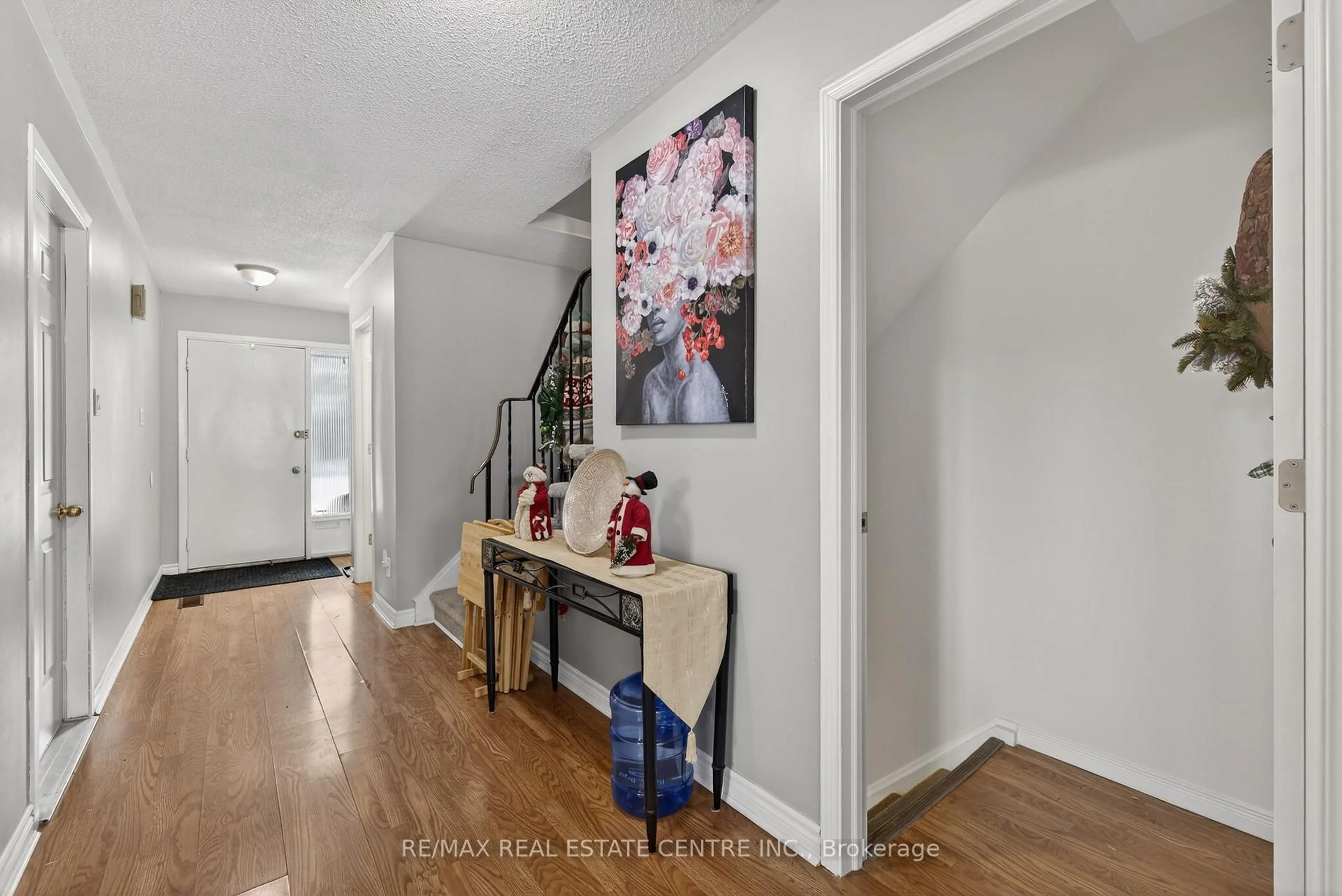 Indoor entryway for 45 Fourth Ave, Orangeville Ontario L9W 3S7