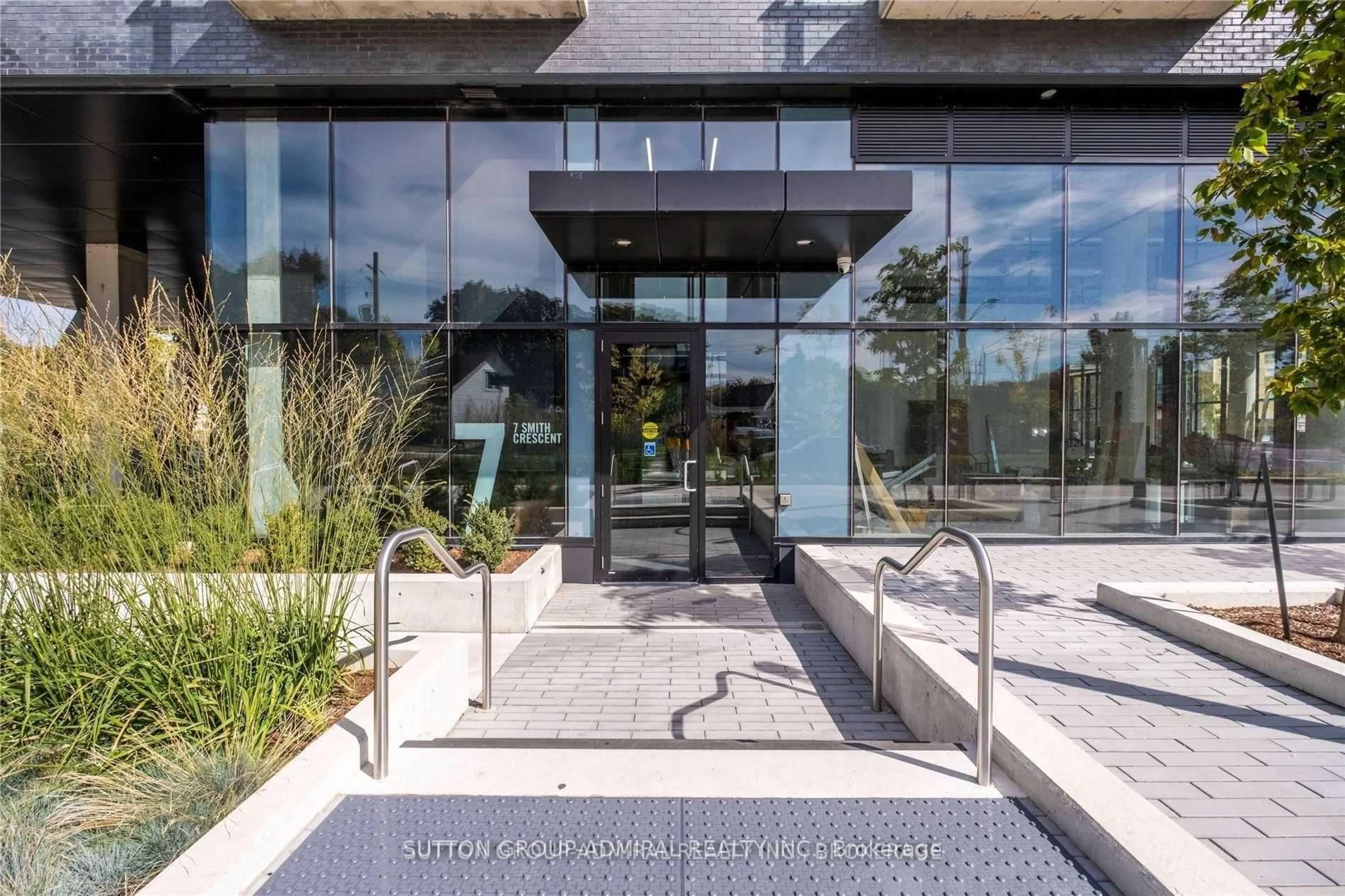 Indoor foyer for 7 Smith Cres #404, Toronto Ontario M8Z 0G3