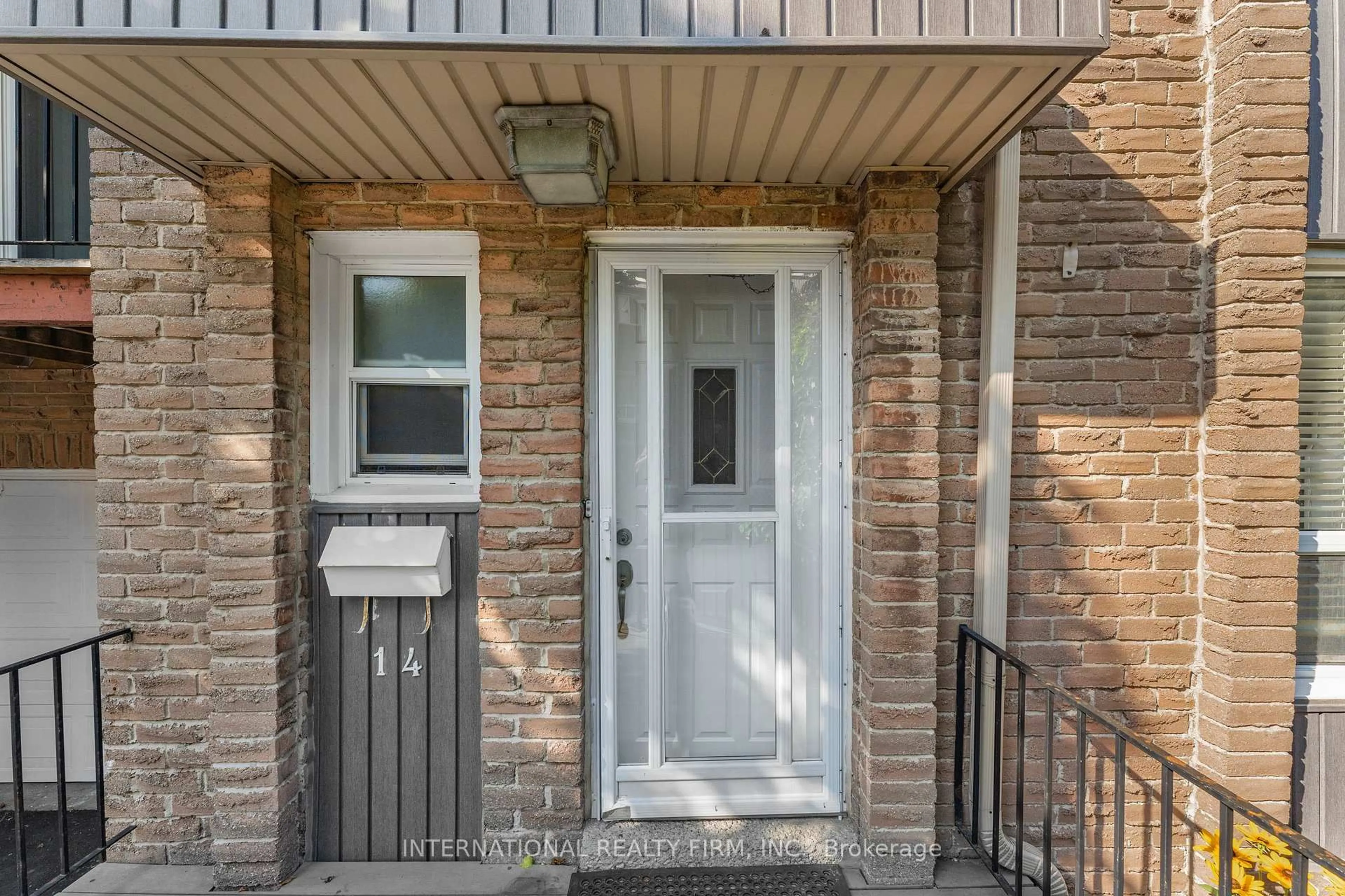 Indoor entryway for 900 Dundas St #14, Mississauga Ontario L5C 3B3