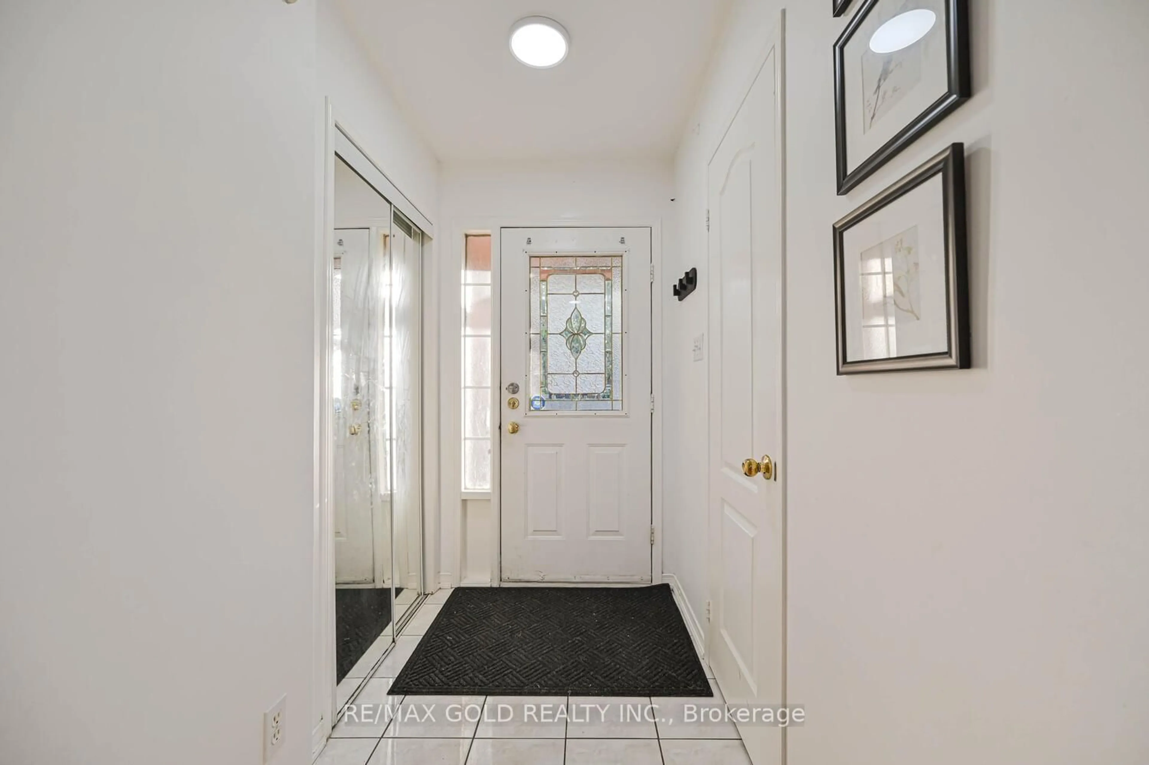 Indoor entryway for 34 Earth Star Tr, Brampton Ontario L6R 2P3