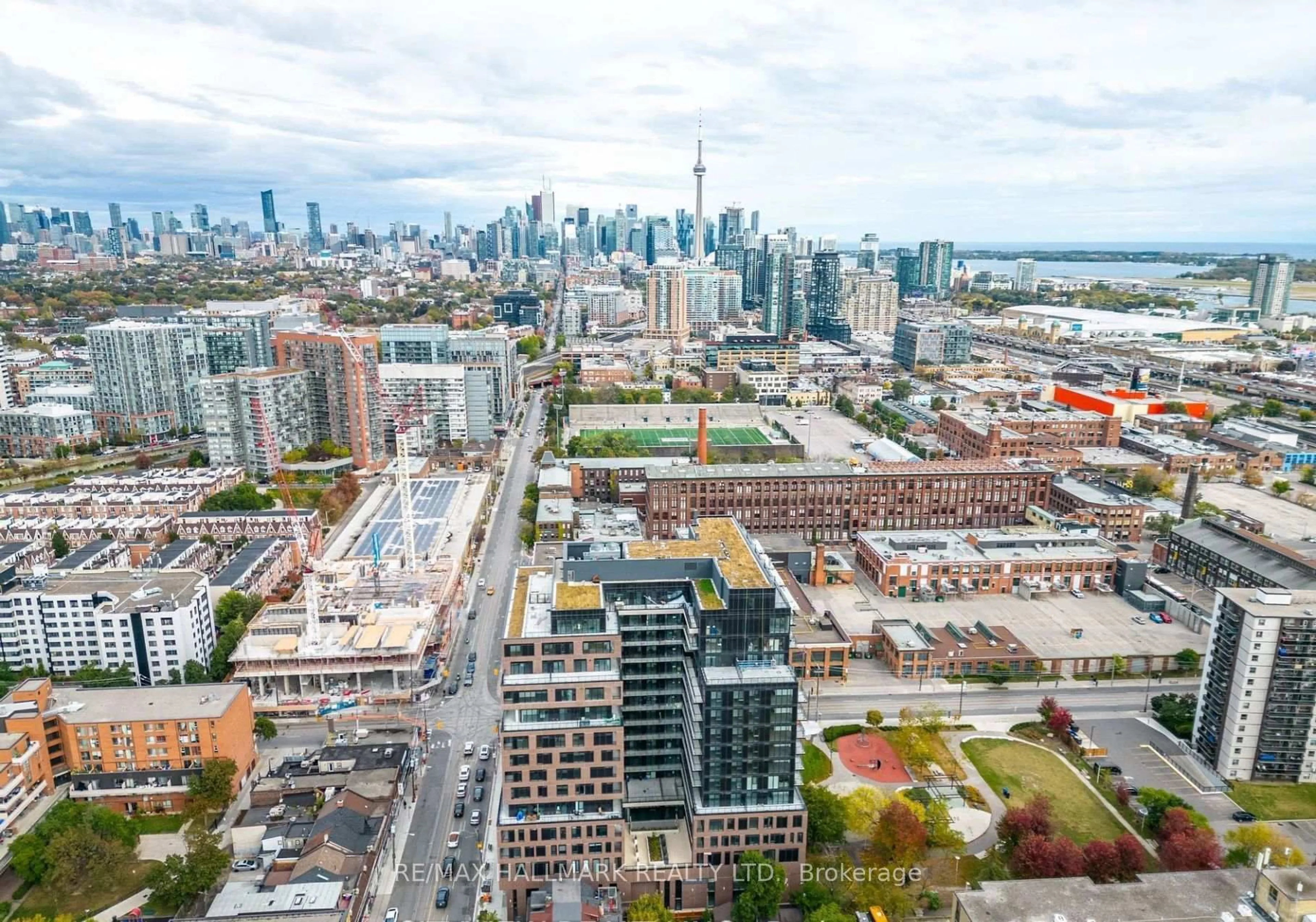 A pic from outside/outdoor area/front of a property/back of a property/a pic from drone, city buildings view from balcony for 270 Dufferin St #401, Toronto Ontario M6K 0H8