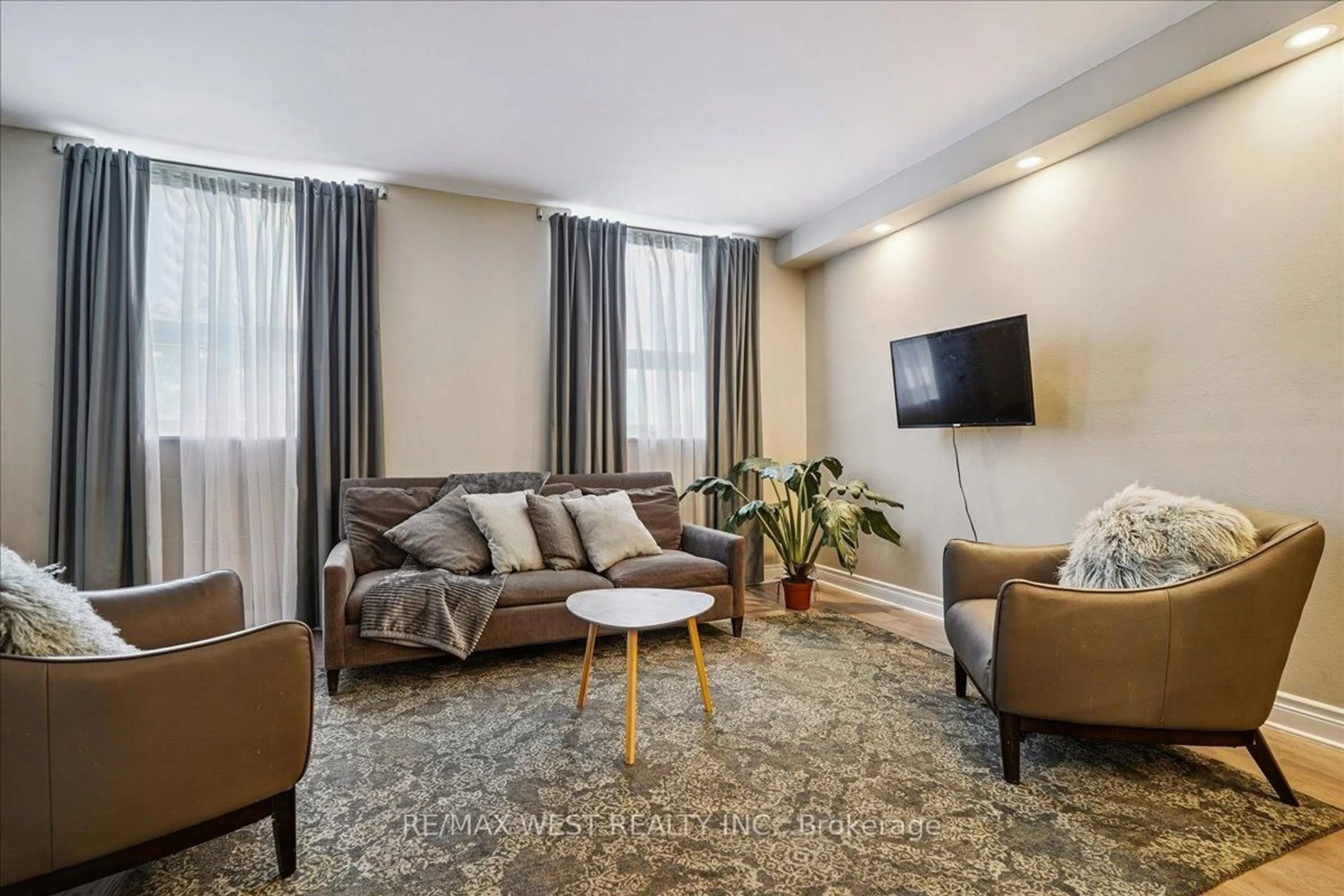 Living room with furniture, carpet floor for 4 Lisa St #103, Brampton Ontario L6T 4B6