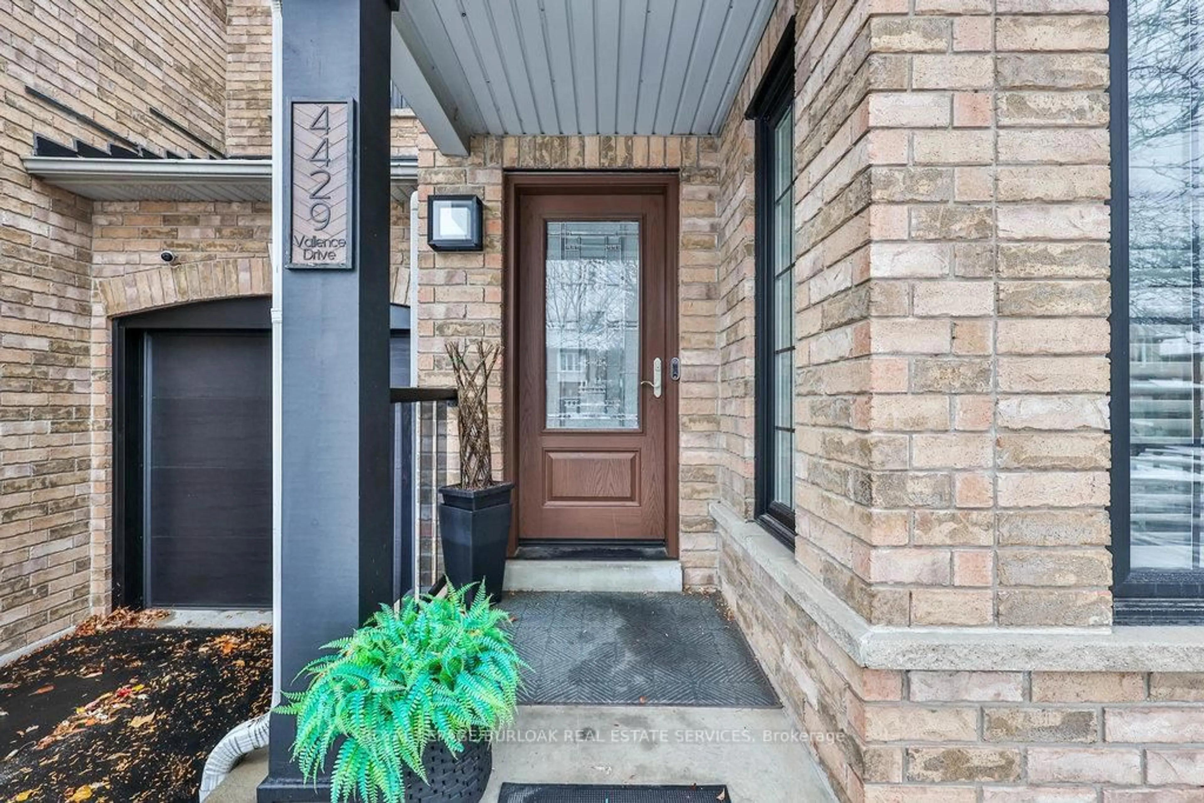 Indoor entryway for 4429 Vallence Dr, Burlington Ontario L7L 6J8