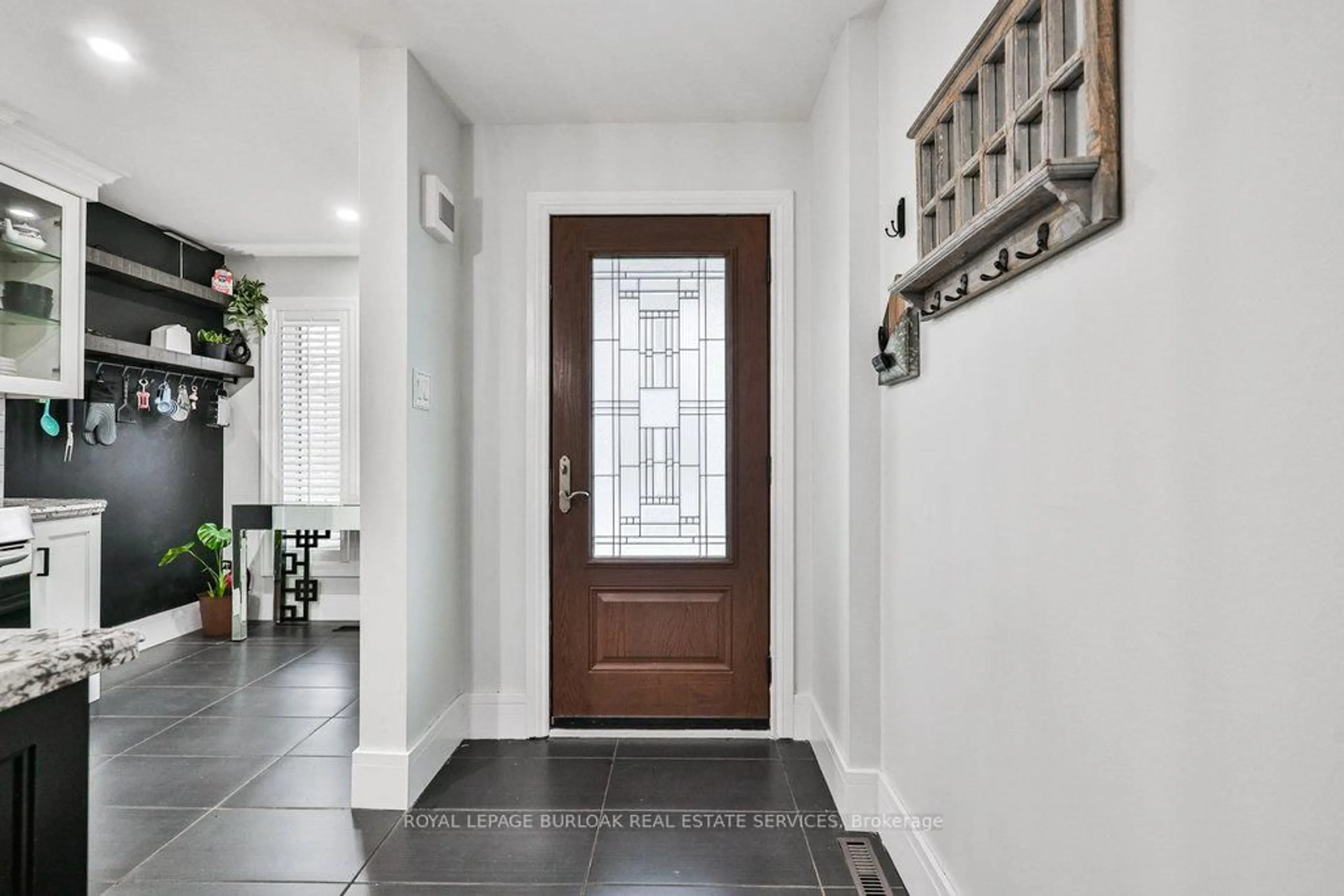 Indoor entryway for 4429 Vallence Dr, Burlington Ontario L7L 6J8