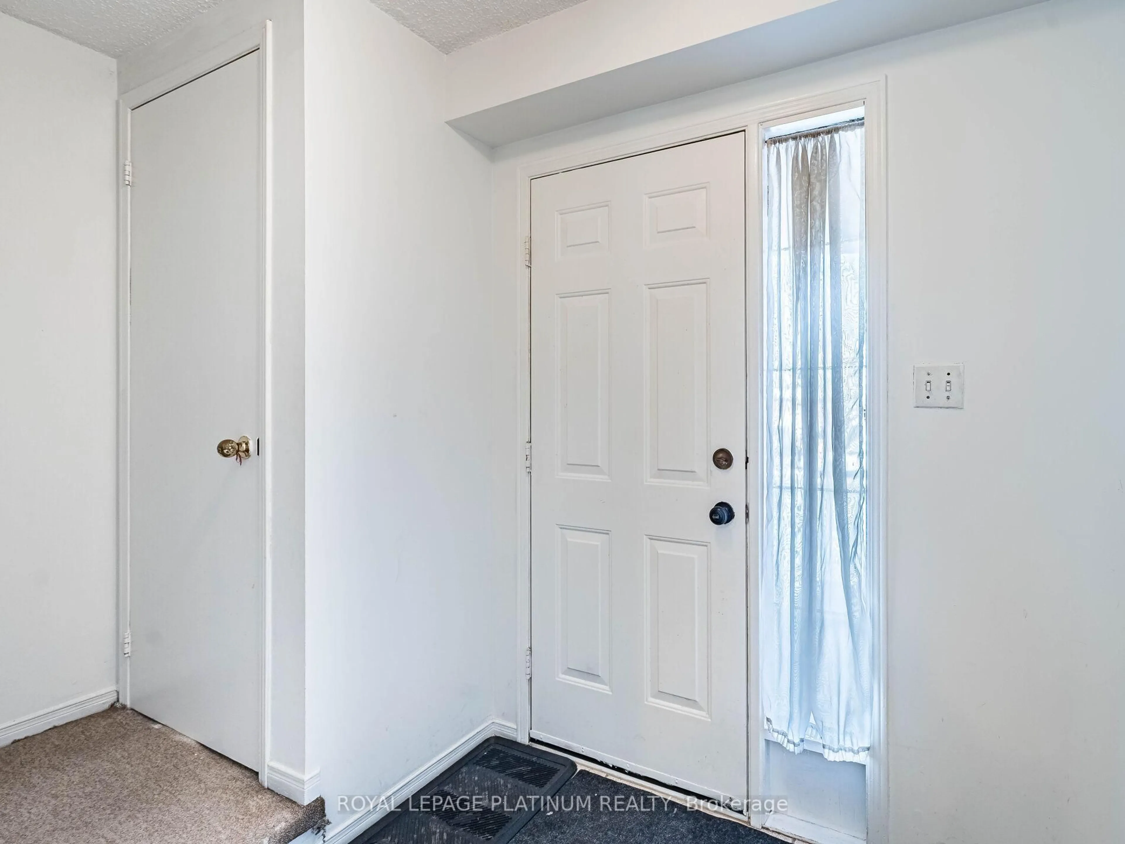 Indoor entryway for 14 Wallingford Crt, Brampton Ontario L6Y 4V7