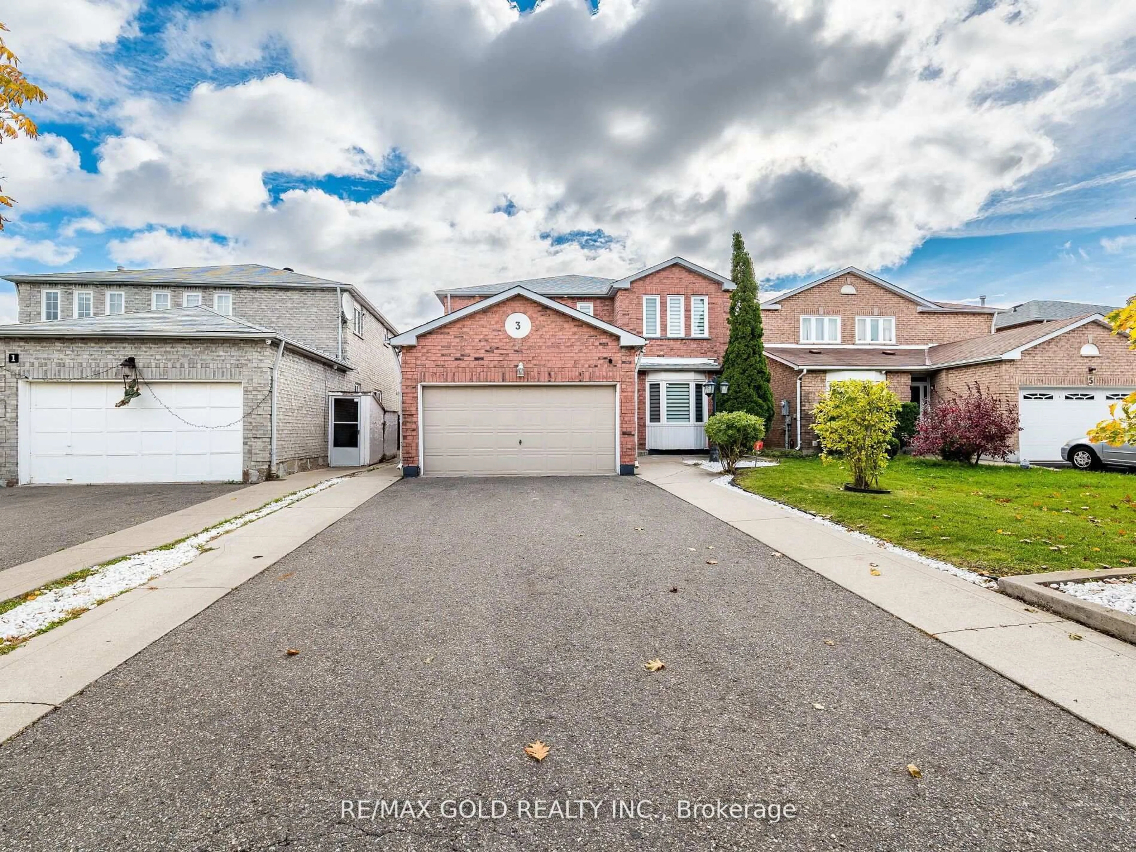 A pic from outside/outdoor area/front of a property/back of a property/a pic from drone, street for 3 Hawkway Crt, Brampton Ontario L6Y 4K7