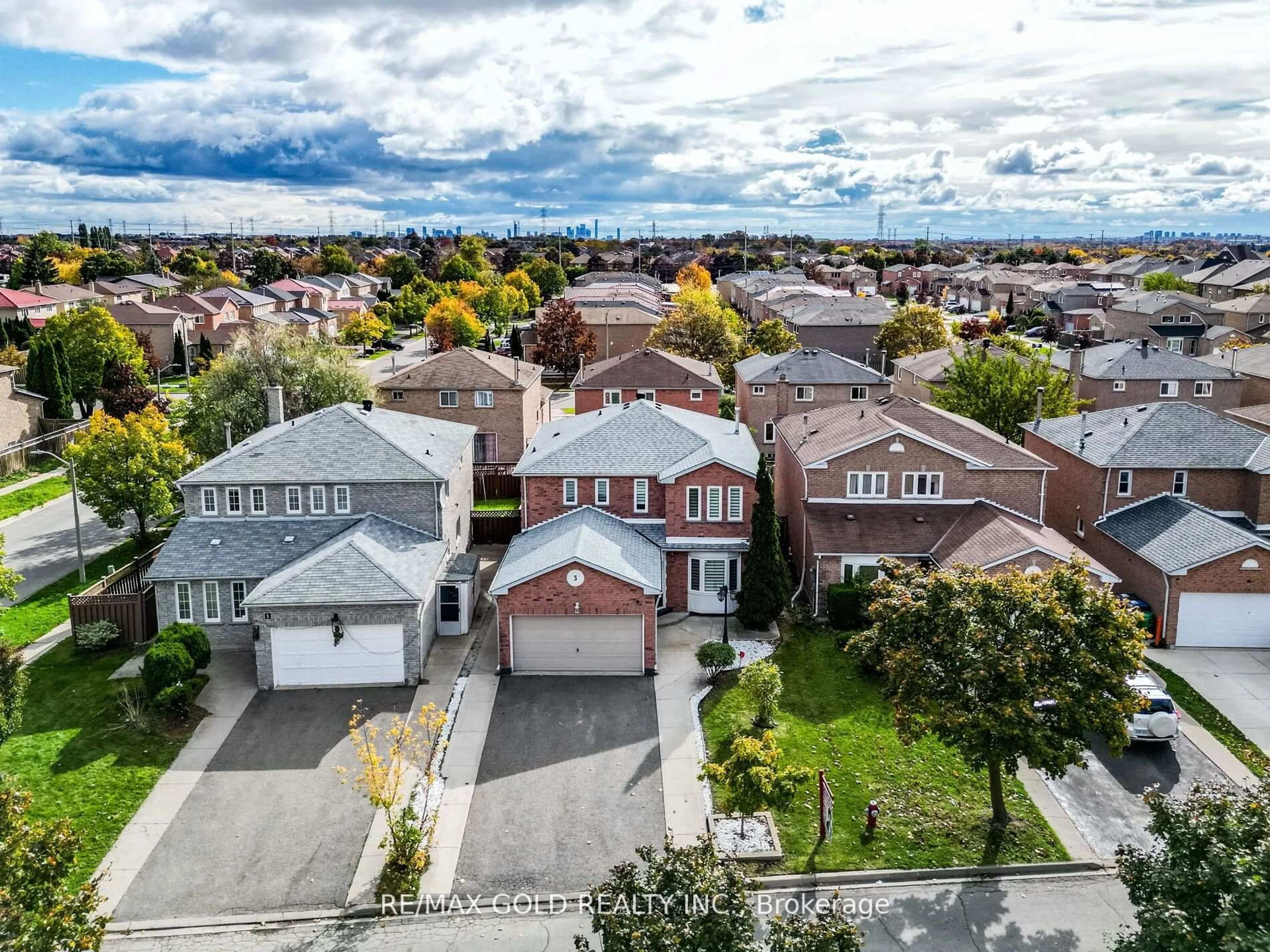 A pic from outside/outdoor area/front of a property/back of a property/a pic from drone, street for 3 Hawkway Crt, Brampton Ontario L6Y 4K7