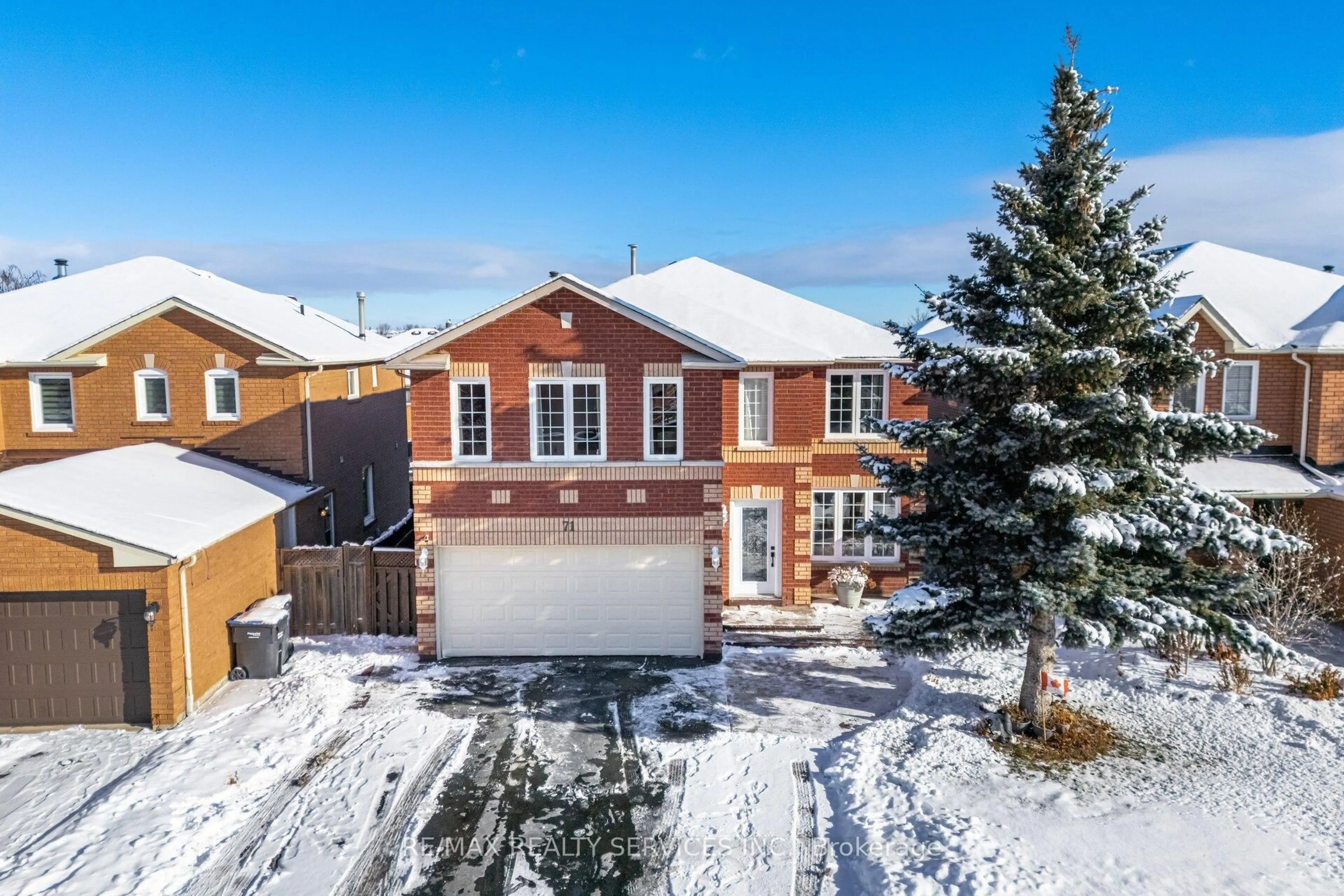 A pic from outside/outdoor area/front of a property/back of a property/a pic from drone, street for 71 Hutton Cres, Caledon Ontario L7C 1A7
