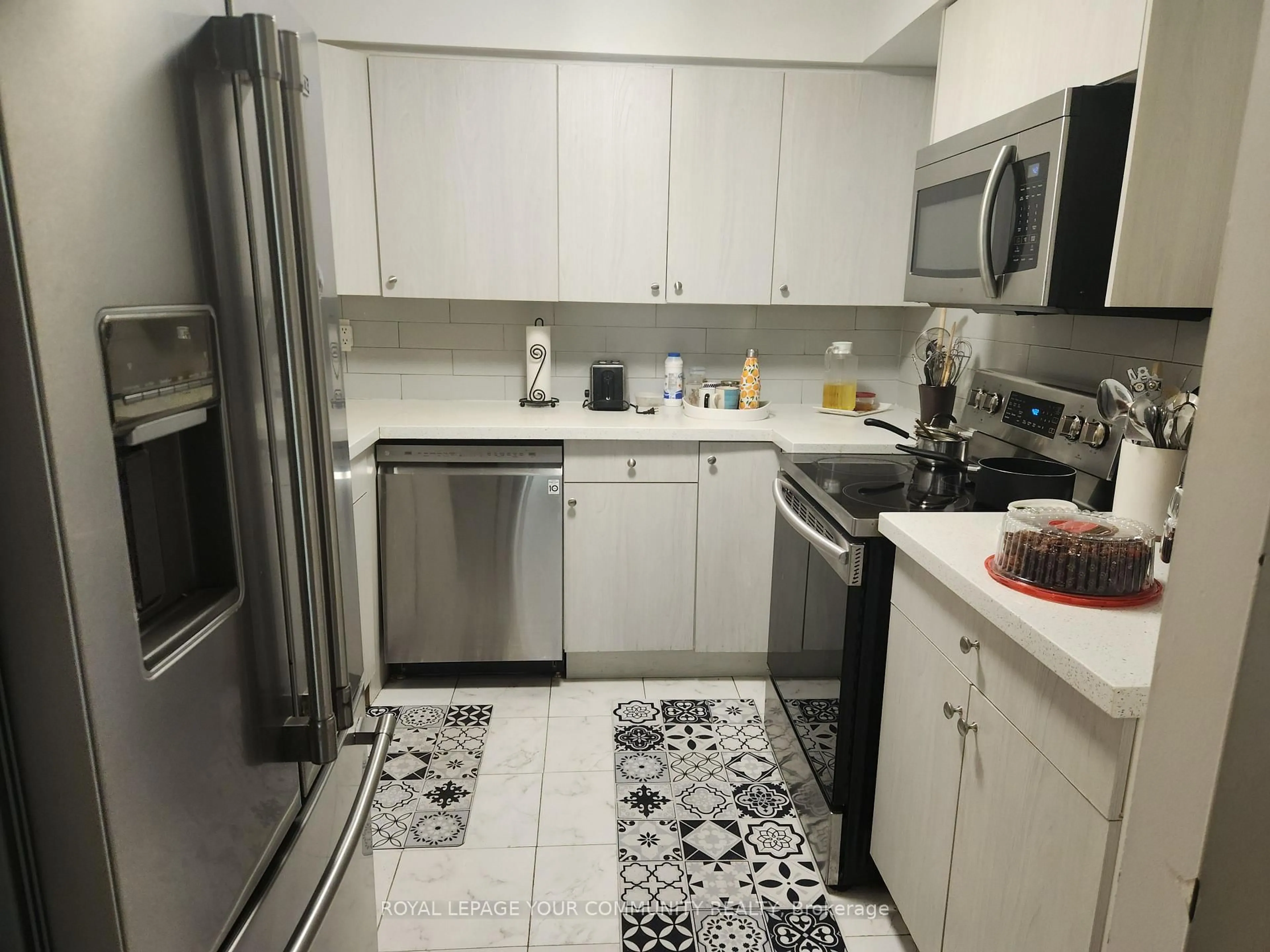 Standard kitchen, ceramic/tile floor for 2470 Eglinton Ave #805, Toronto Ontario M6M 5E7