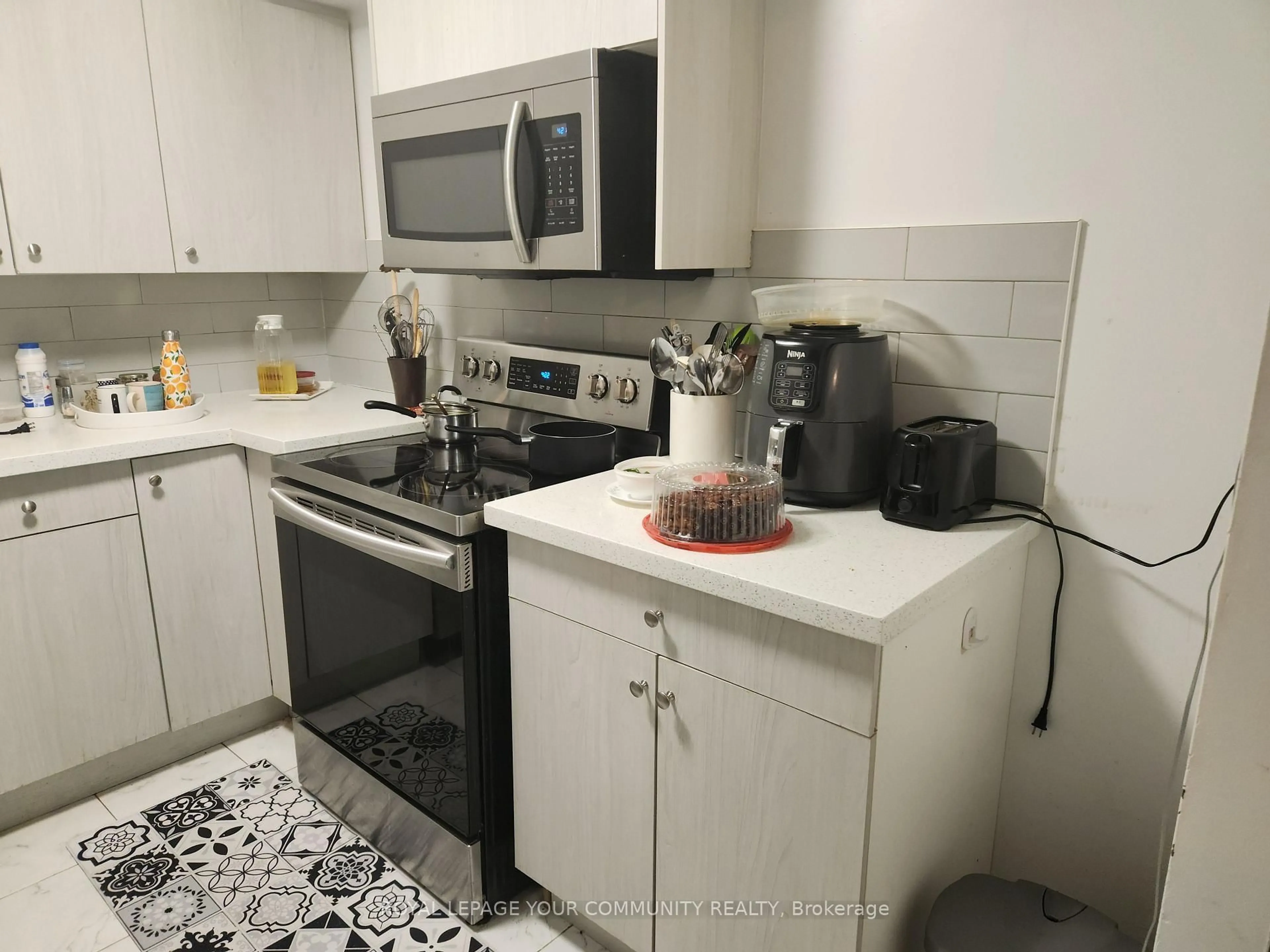 Standard kitchen, ceramic/tile floor for 2470 Eglinton Ave #805, Toronto Ontario M6M 5E7