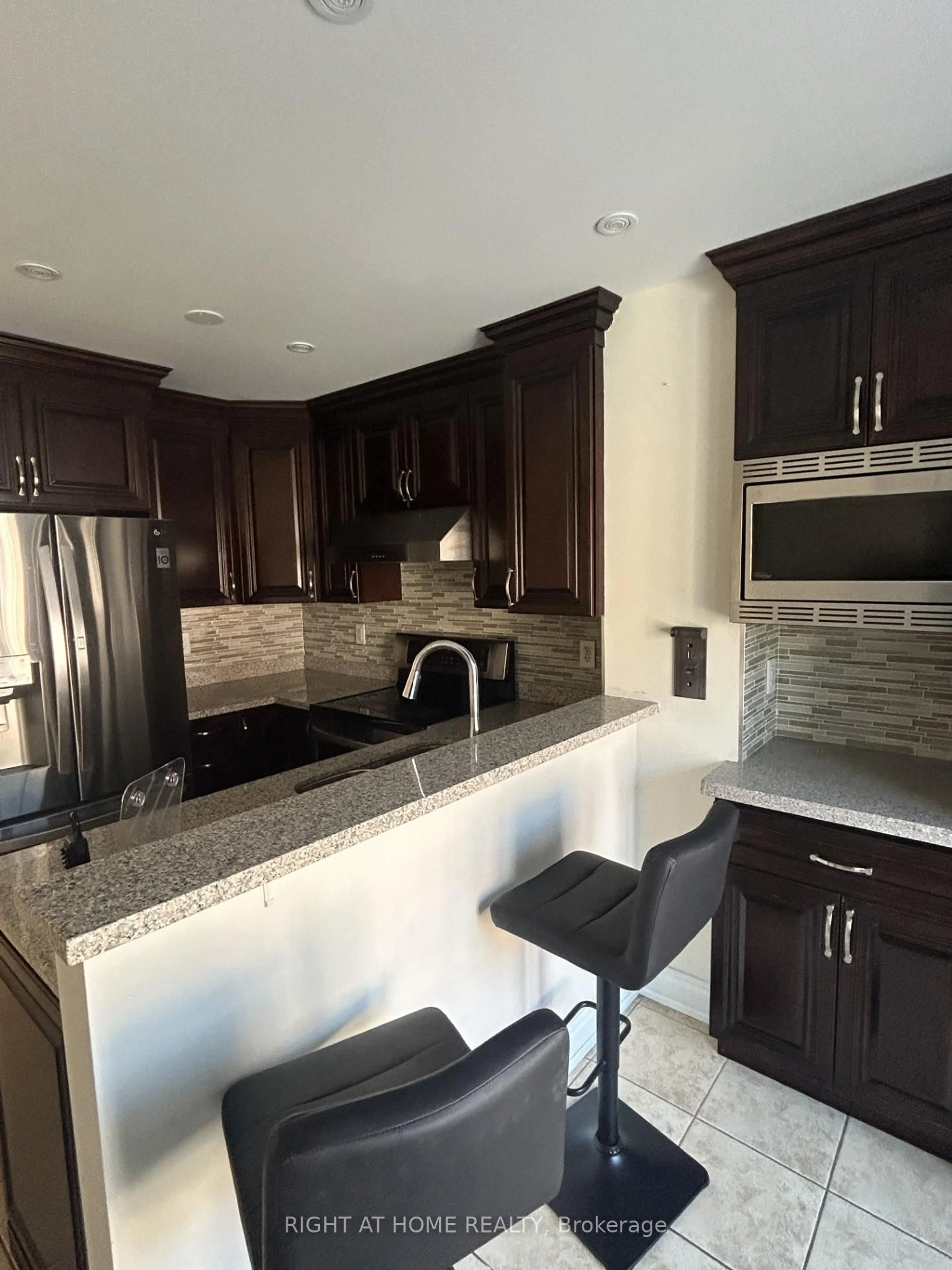 Contemporary kitchen, ceramic/tile floor for 7106 Chatham Crt, Mississauga Ontario L5N 8R1