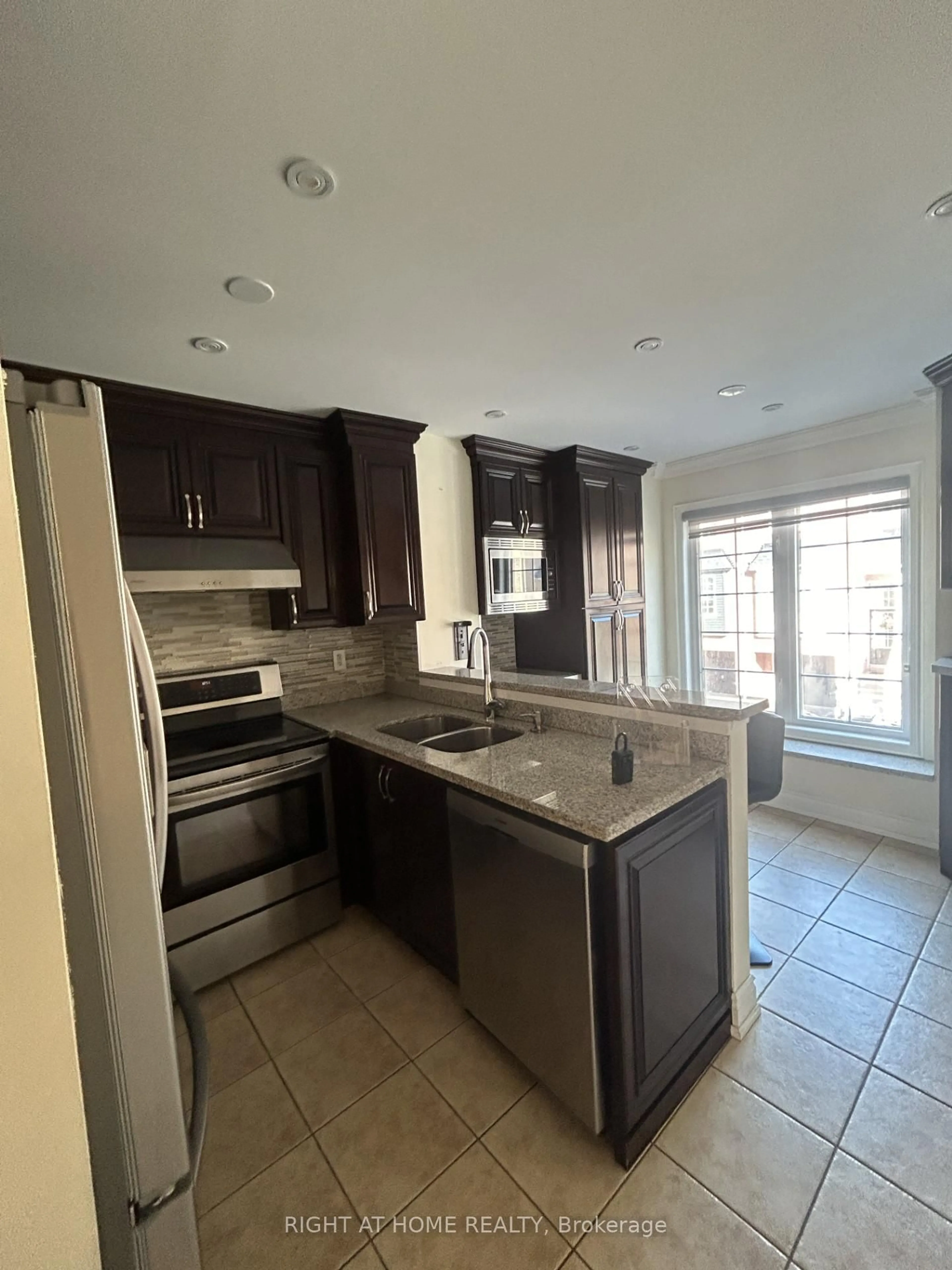 Open concept kitchen, ceramic/tile floor for 7106 Chatham Crt, Mississauga Ontario L5N 8R1