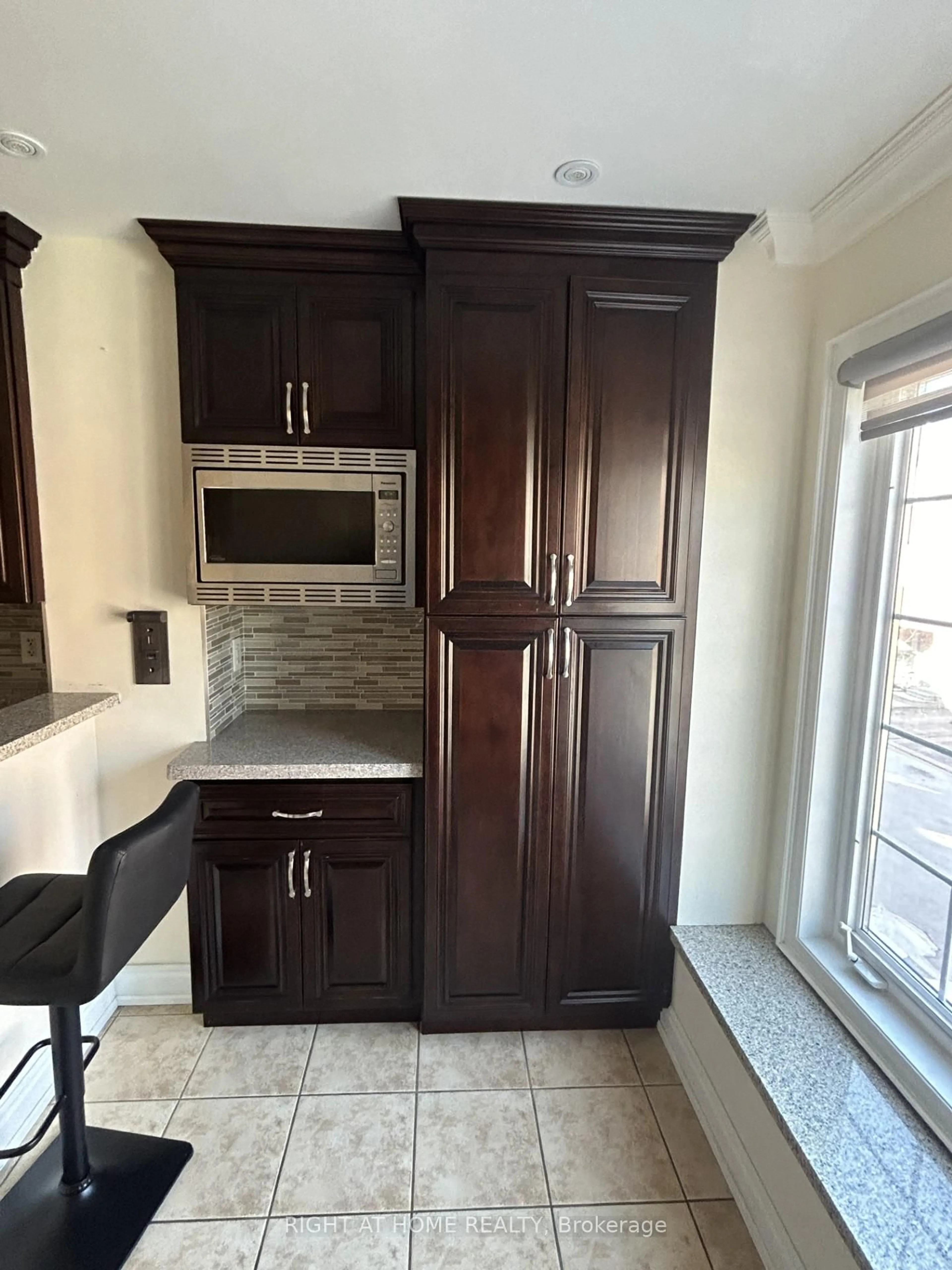Standard kitchen, ceramic/tile floor for 7106 Chatham Crt, Mississauga Ontario L5N 8R1