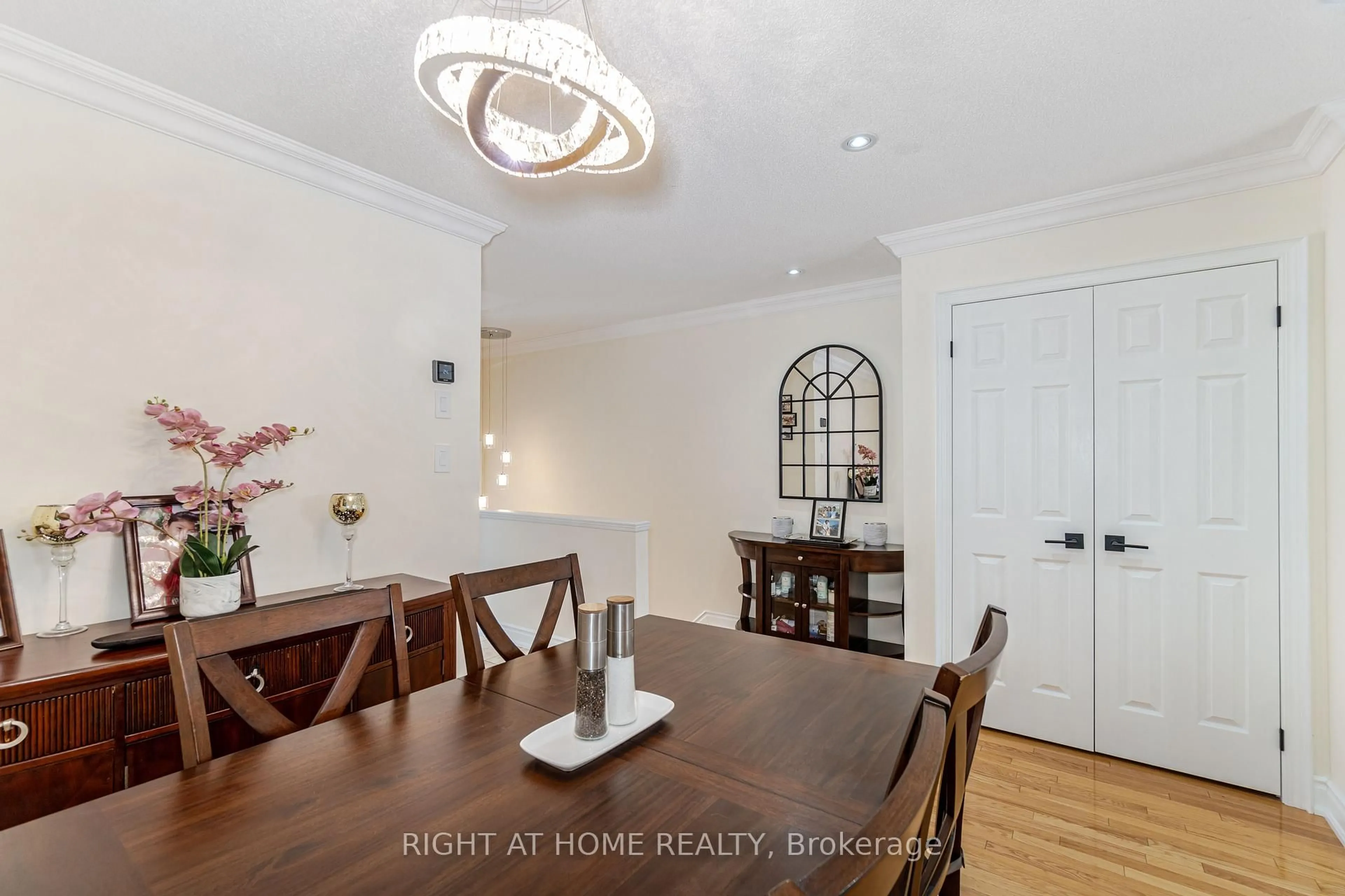 Dining room, wood/laminate floor for 7106 Chatham Crt, Mississauga Ontario L5N 8R1