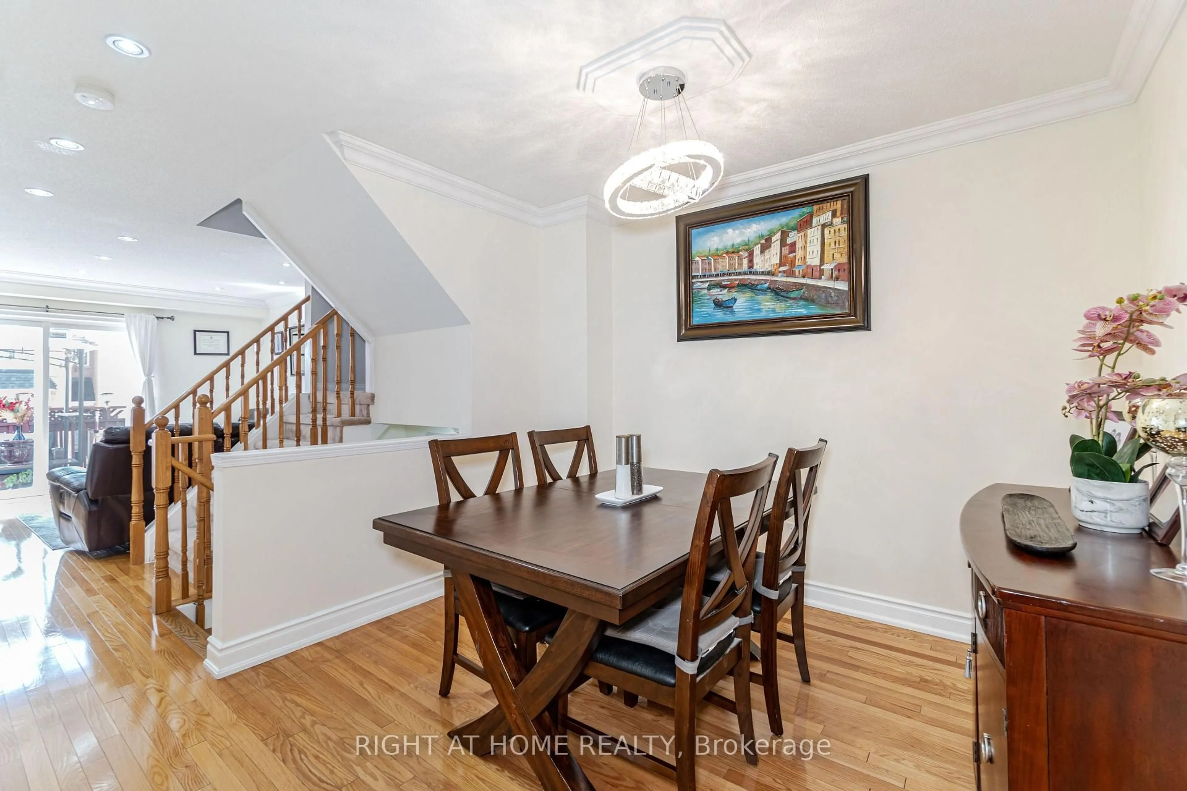 Dining room, wood/laminate floor for 7106 Chatham Crt, Mississauga Ontario L5N 8R1