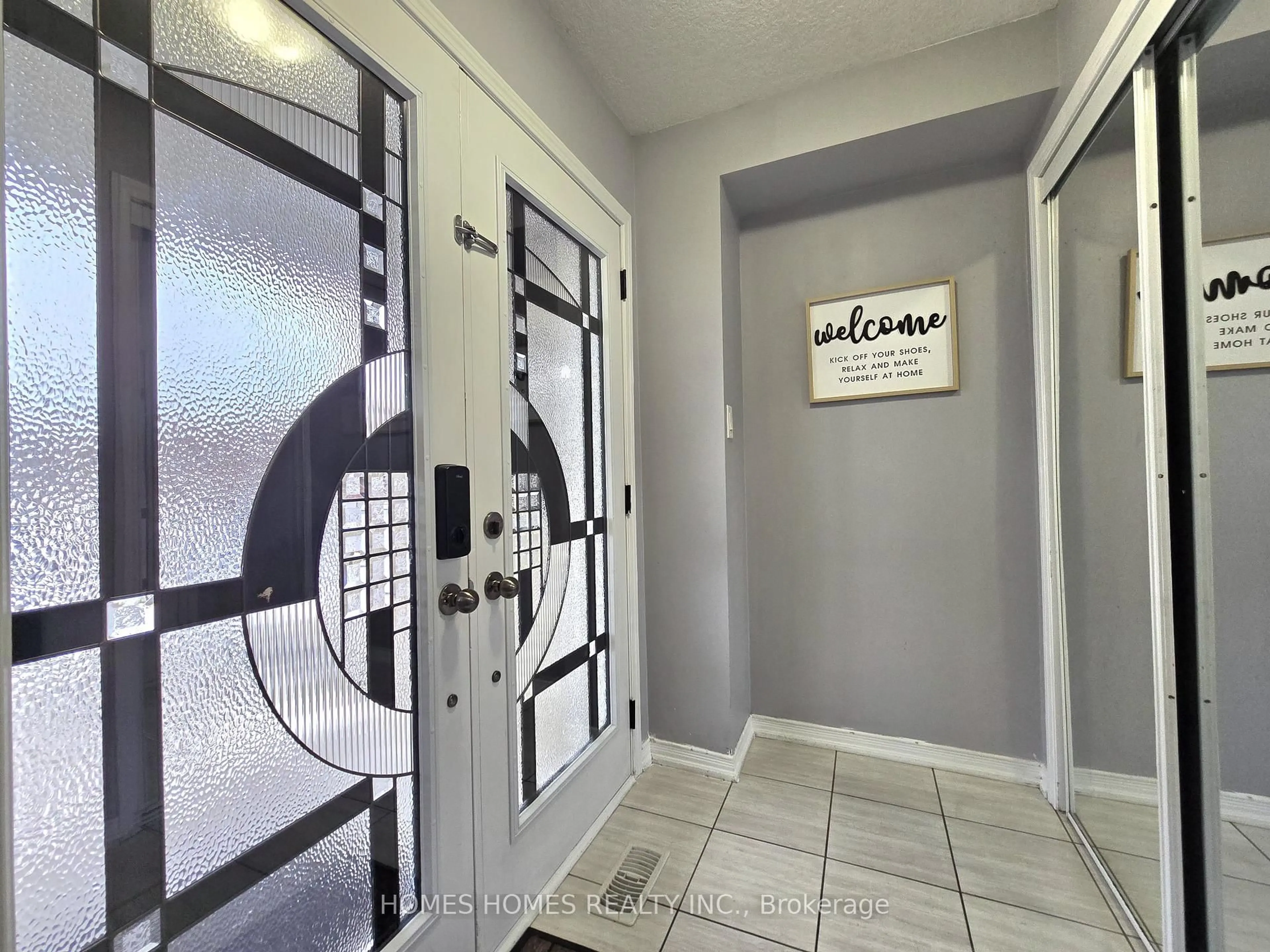 Indoor entryway for 170 Golden Springs Dr, Brampton Ontario L7A 4N9