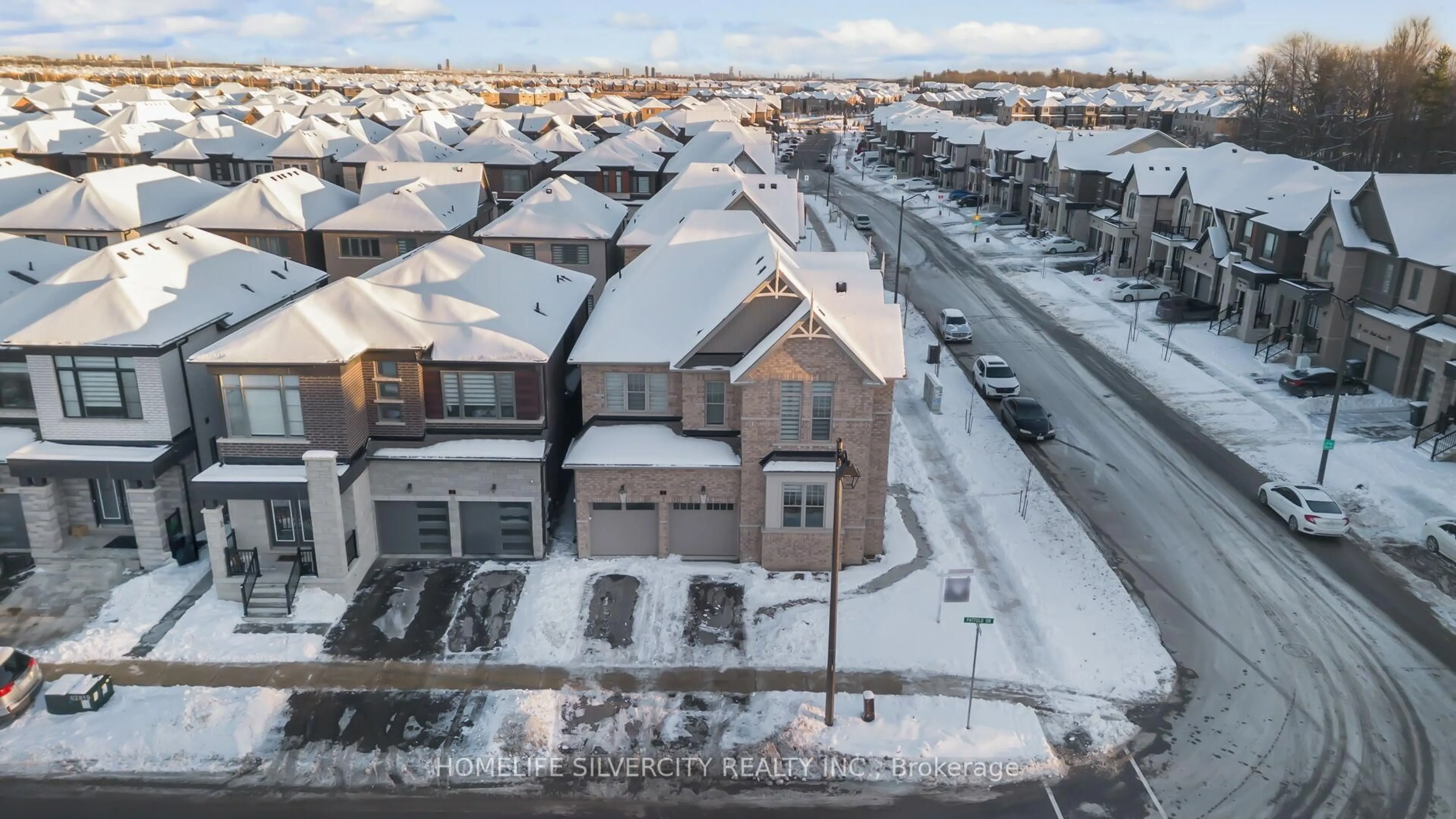 A pic from outside/outdoor area/front of a property/back of a property/a pic from drone, street for 1 Pattulo Dr, Caledon Ontario L7C 1Z9