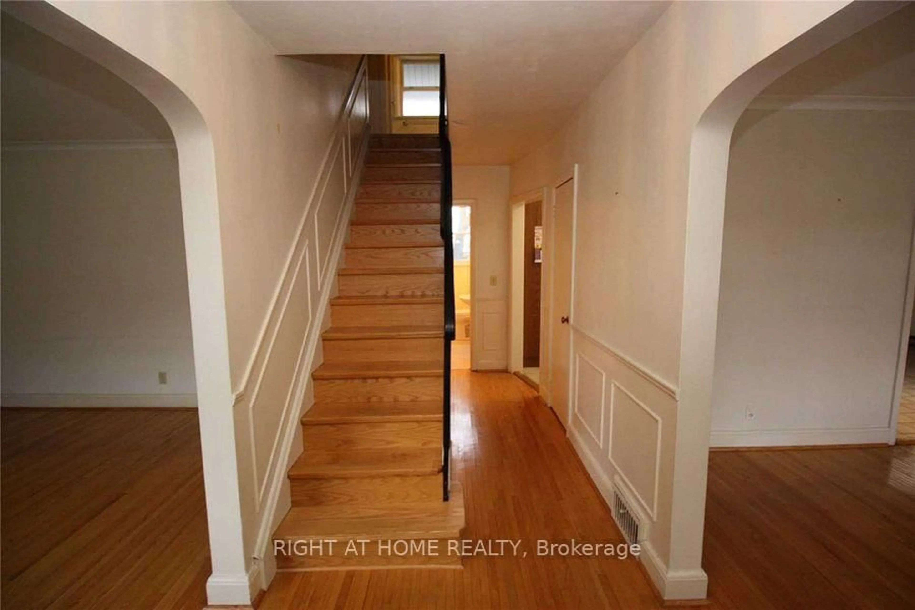 Indoor entryway for 123 Ashbourne Dr, Toronto Ontario M9B 4H9