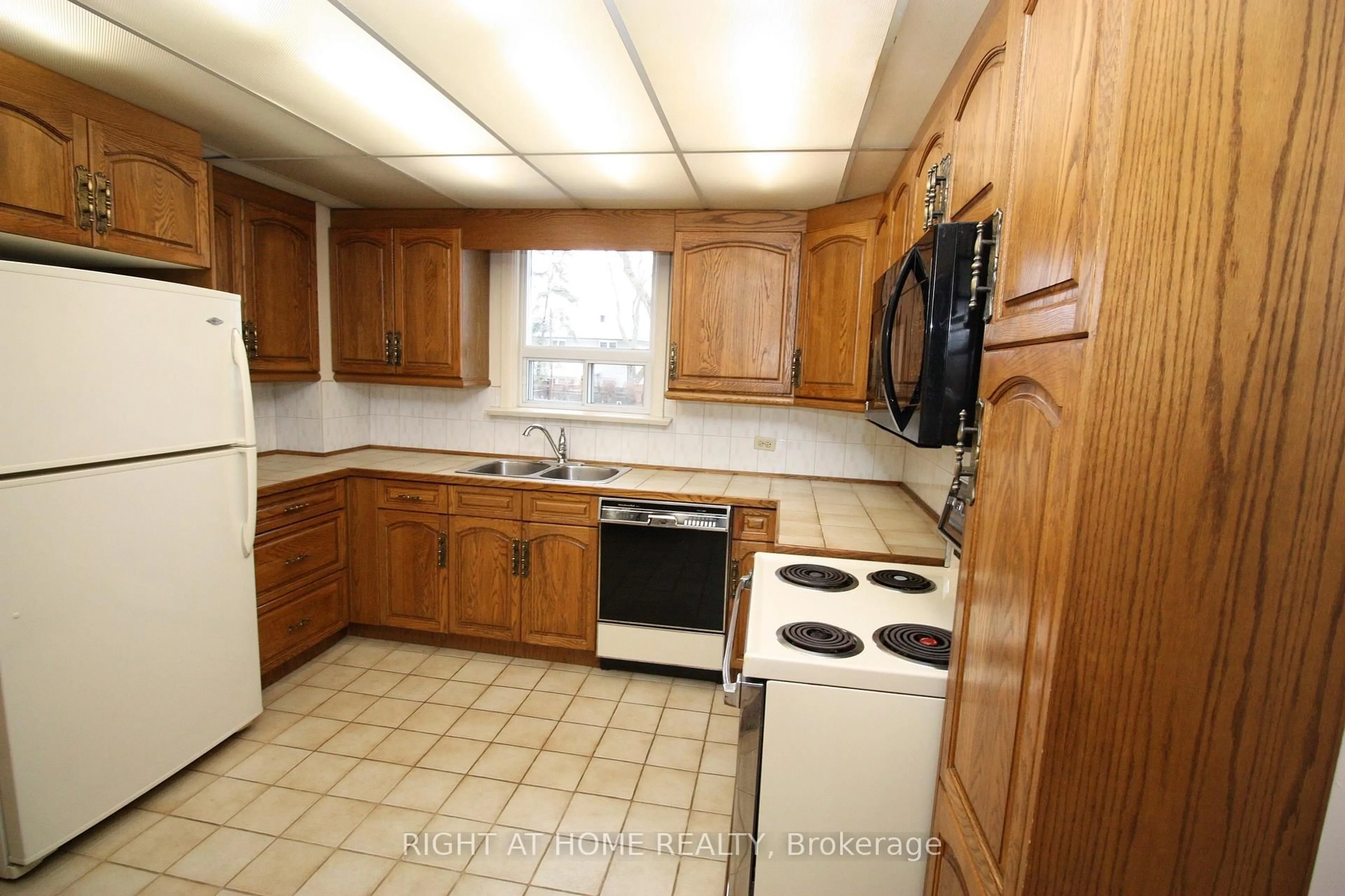 Standard kitchen, unknown for 123 Ashbourne Dr, Toronto Ontario M9B 4H9