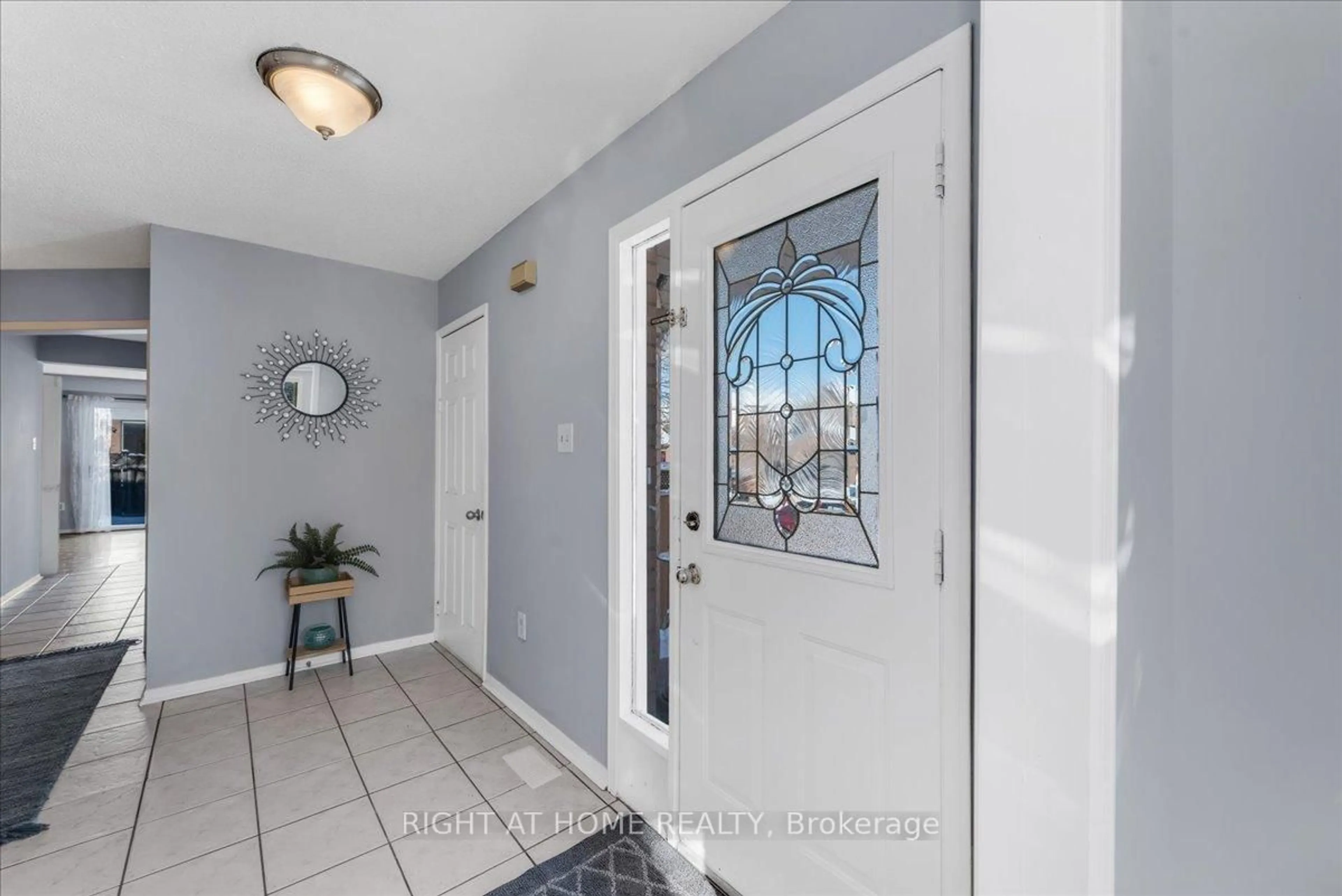 Indoor entryway for 2 Wooliston Cres, Brampton Ontario L6Y 4J3