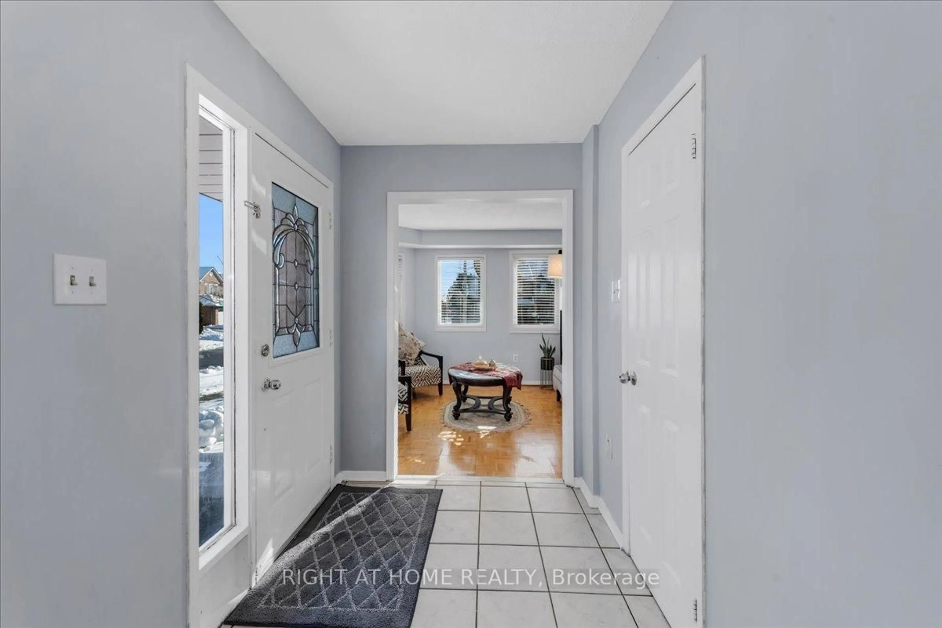 Indoor entryway for 2 Wooliston Cres, Brampton Ontario L6Y 4J3