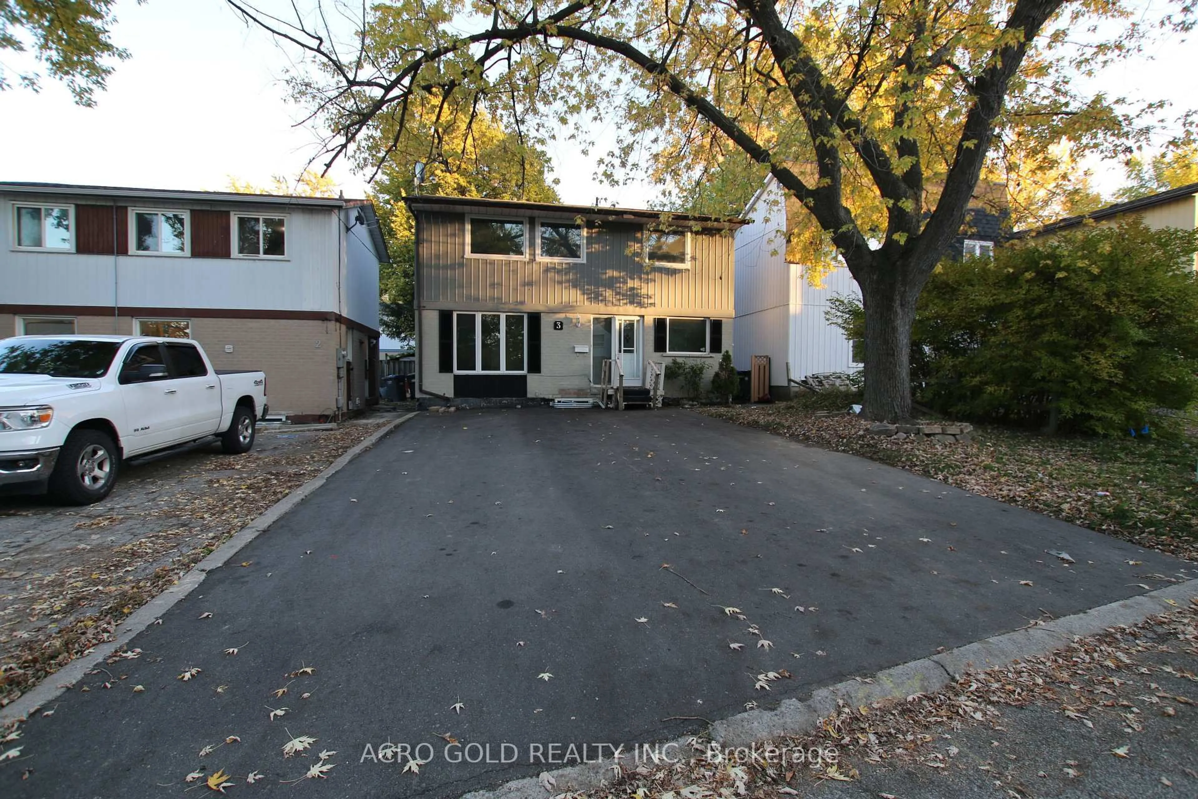 Unknown for 3 GATSBY Sq, Brampton Ontario L6S 2H4