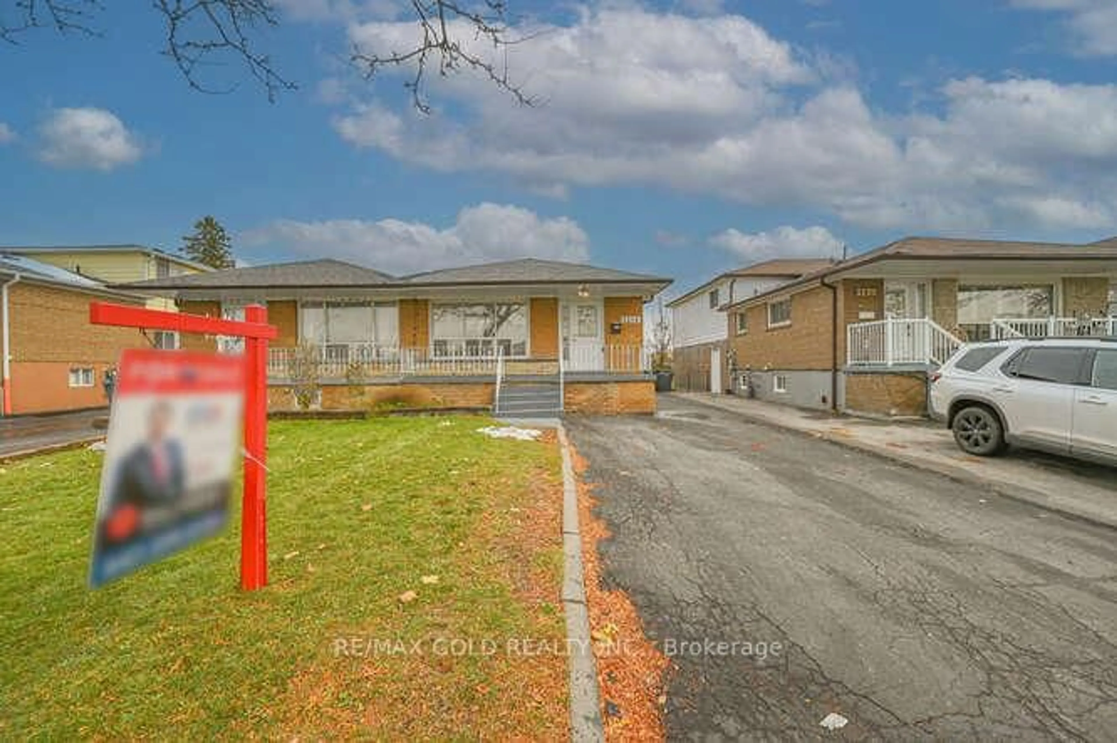 A pic from outside/outdoor area/front of a property/back of a property/a pic from drone, street for 3274 Clara Dr, Mississauga Ontario L4T 2C7