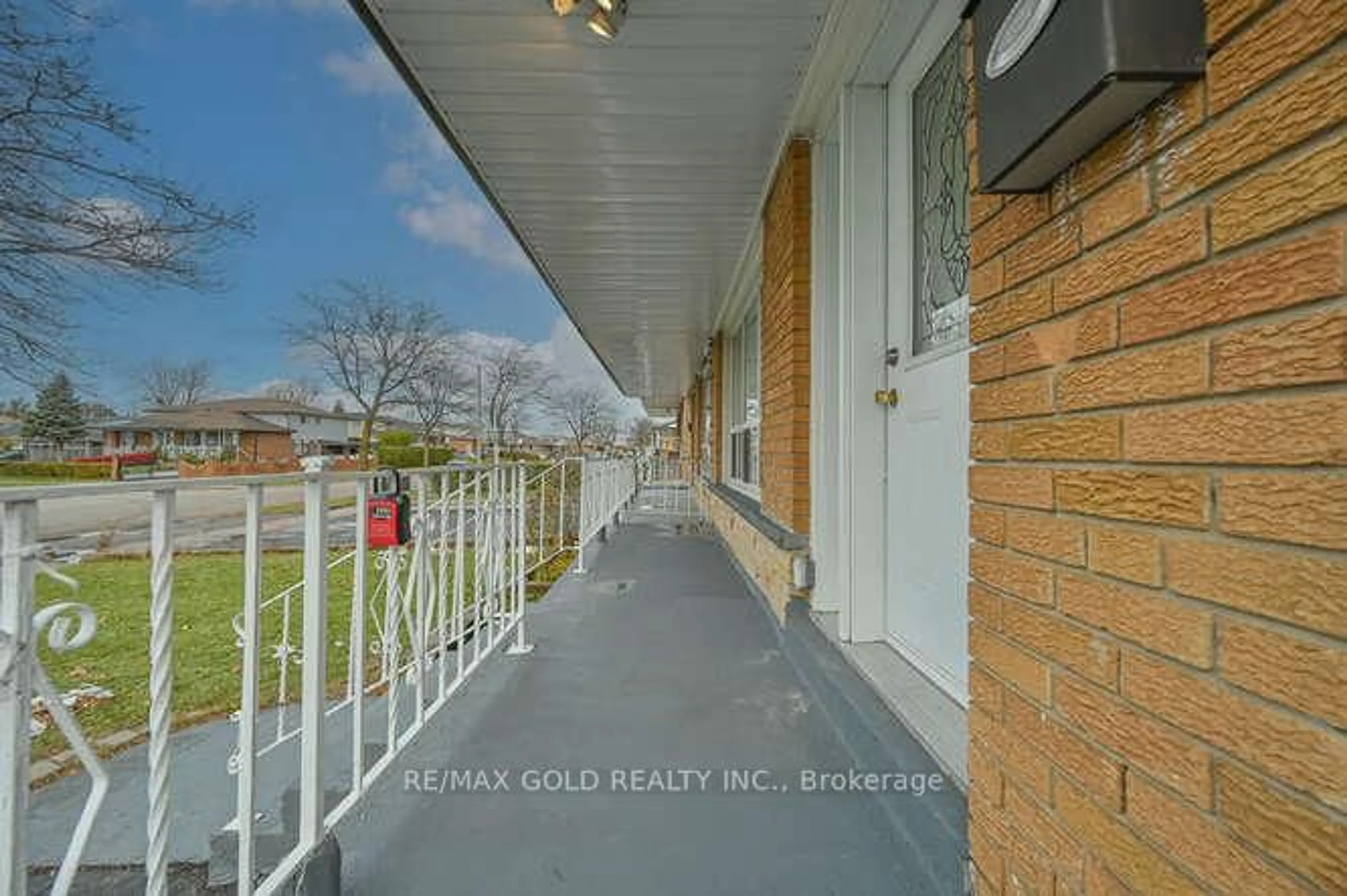 A pic from outside/outdoor area/front of a property/back of a property/a pic from drone, street for 3274 Clara Dr, Mississauga Ontario L4T 2C7