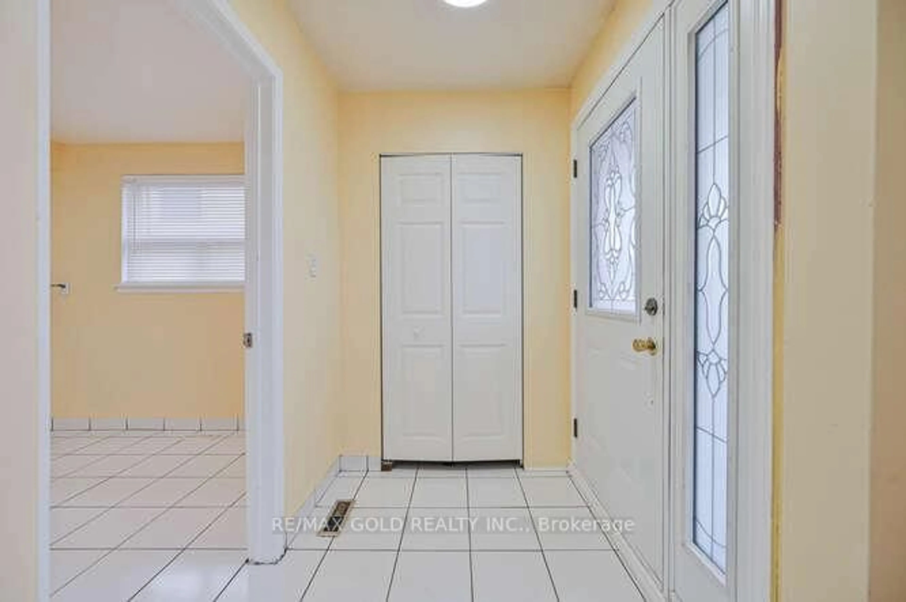 Indoor entryway for 3274 Clara Dr, Mississauga Ontario L4T 2C7