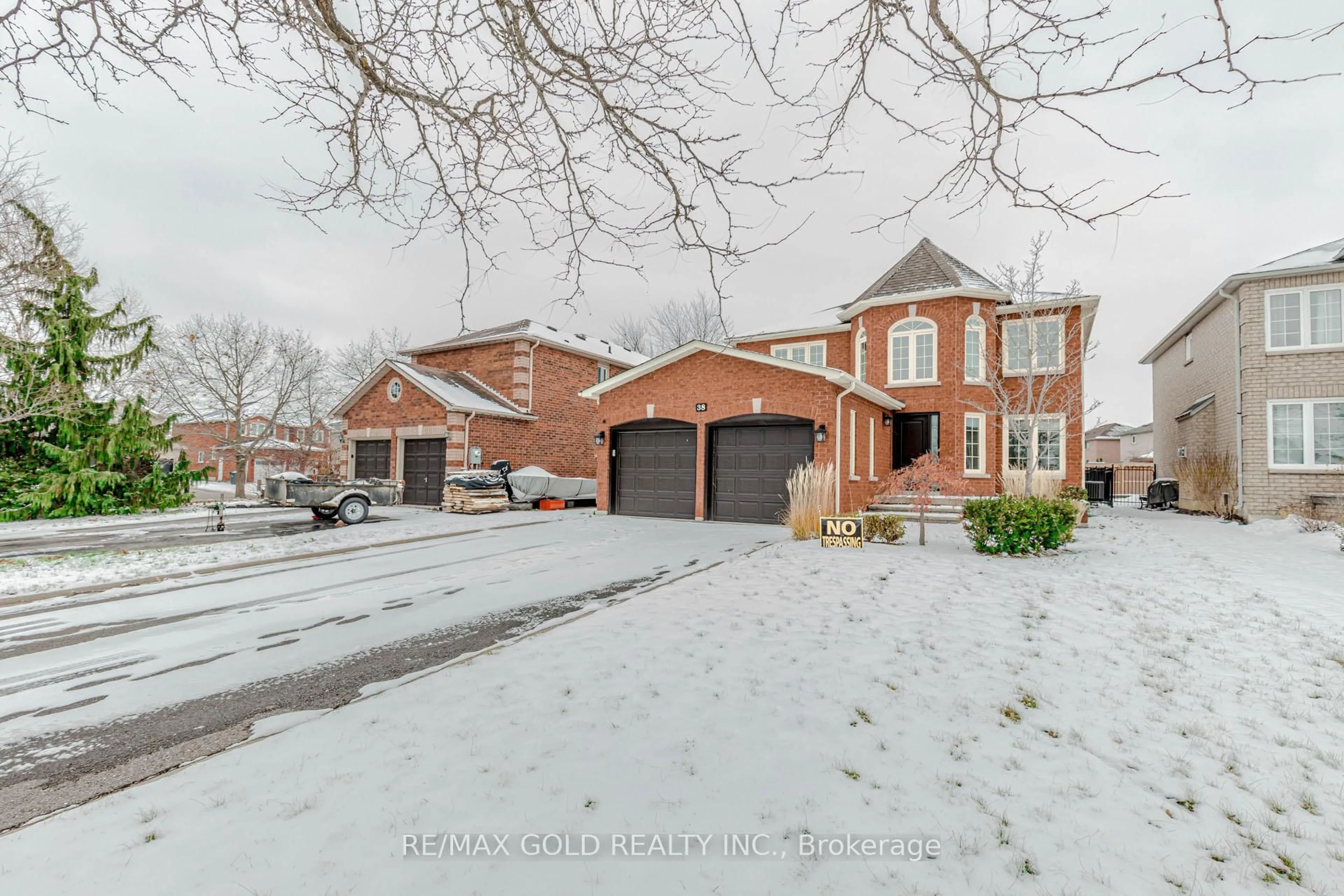 A pic from outside/outdoor area/front of a property/back of a property/a pic from drone, street for 38 Esposito Dr, Caledon Ontario L7E 1T4