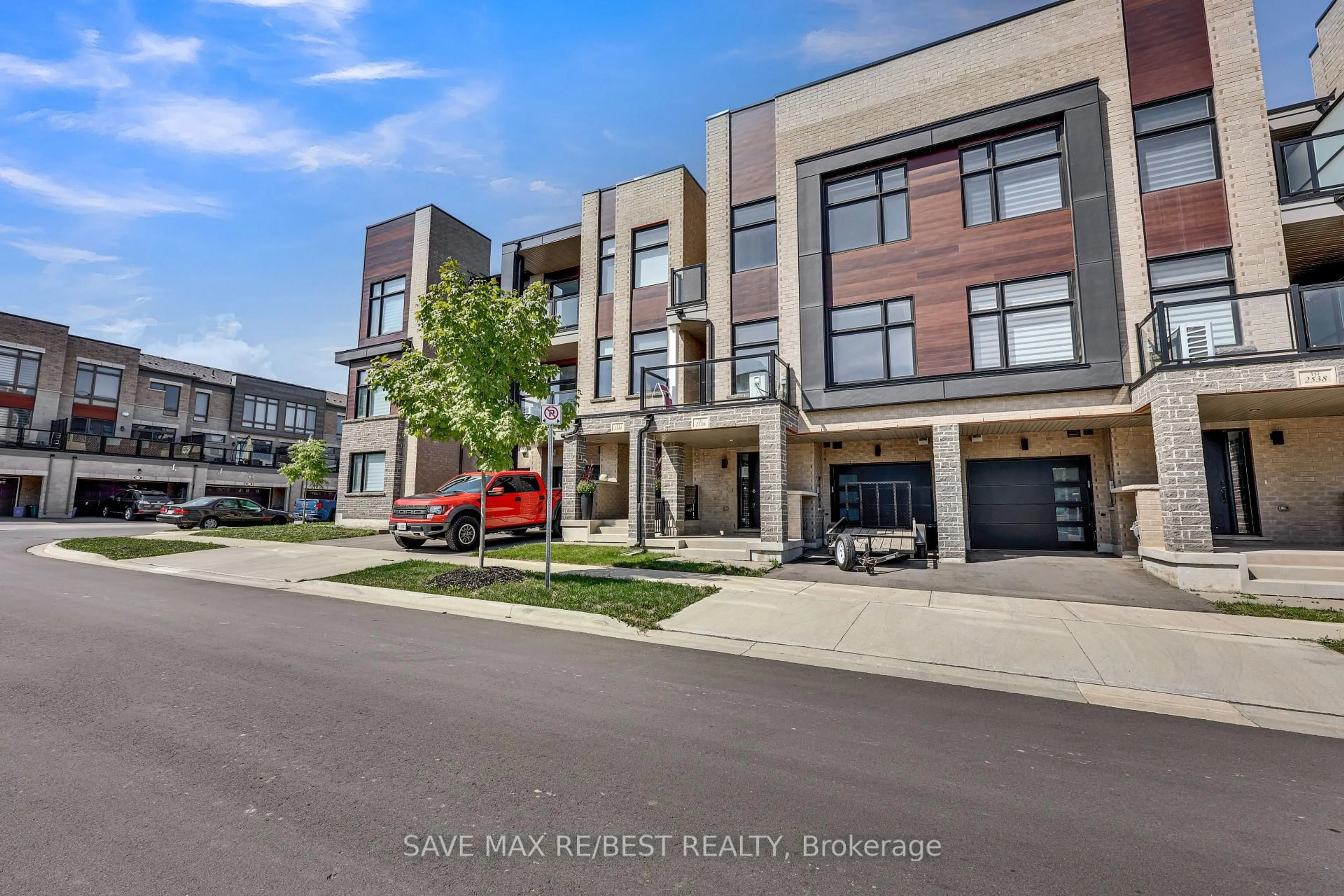 A pic from outside/outdoor area/front of a property/back of a property/a pic from drone, street for 2536 Littlefield Cres, Oakville Ontario L6M 4G3