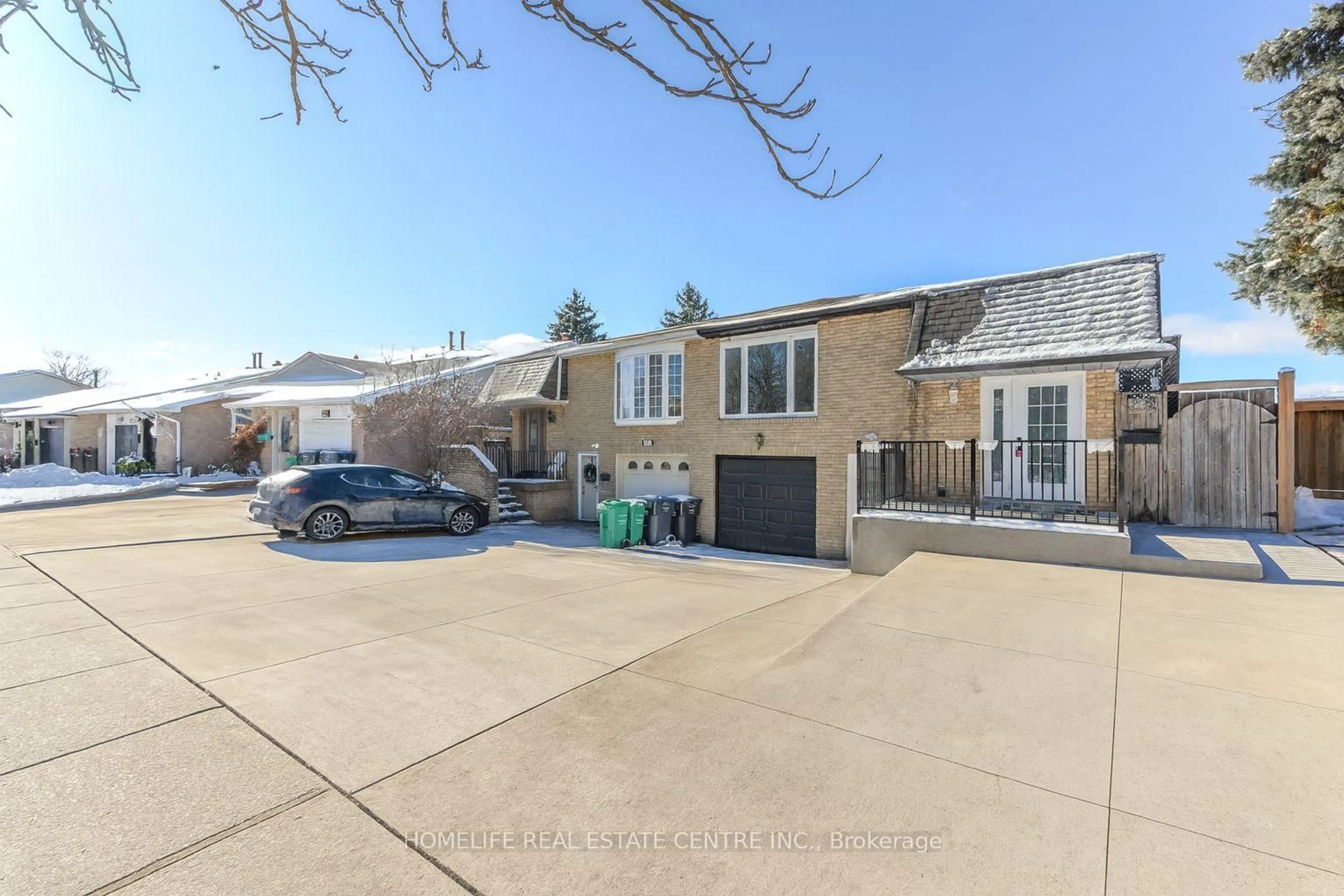 A pic from outside/outdoor area/front of a property/back of a property/a pic from drone, street for 103 Salisbury Circ, Brampton Ontario L6V 2Z4