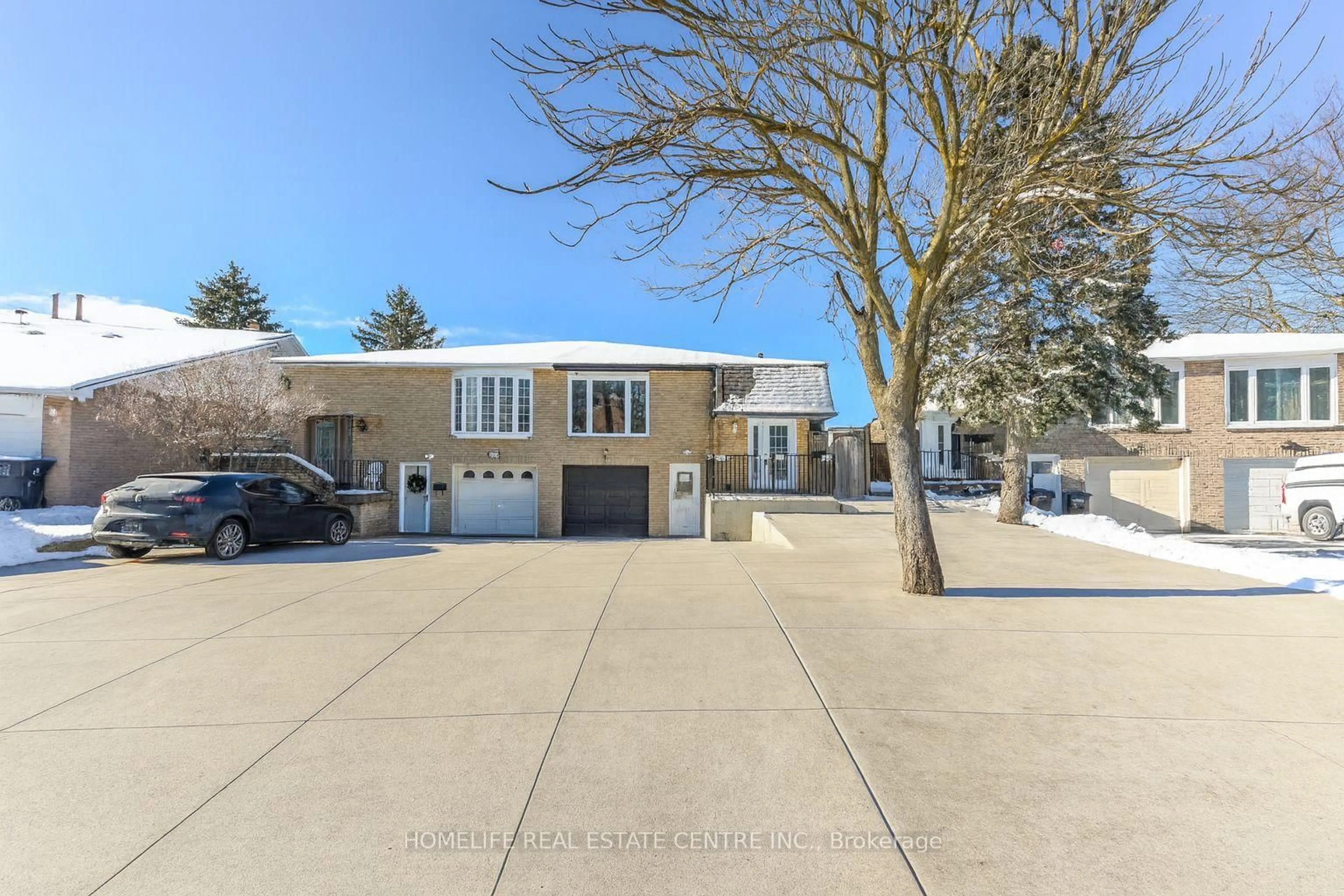 A pic from outside/outdoor area/front of a property/back of a property/a pic from drone, street for 103 Salisbury Circ, Brampton Ontario L6V 2Z4