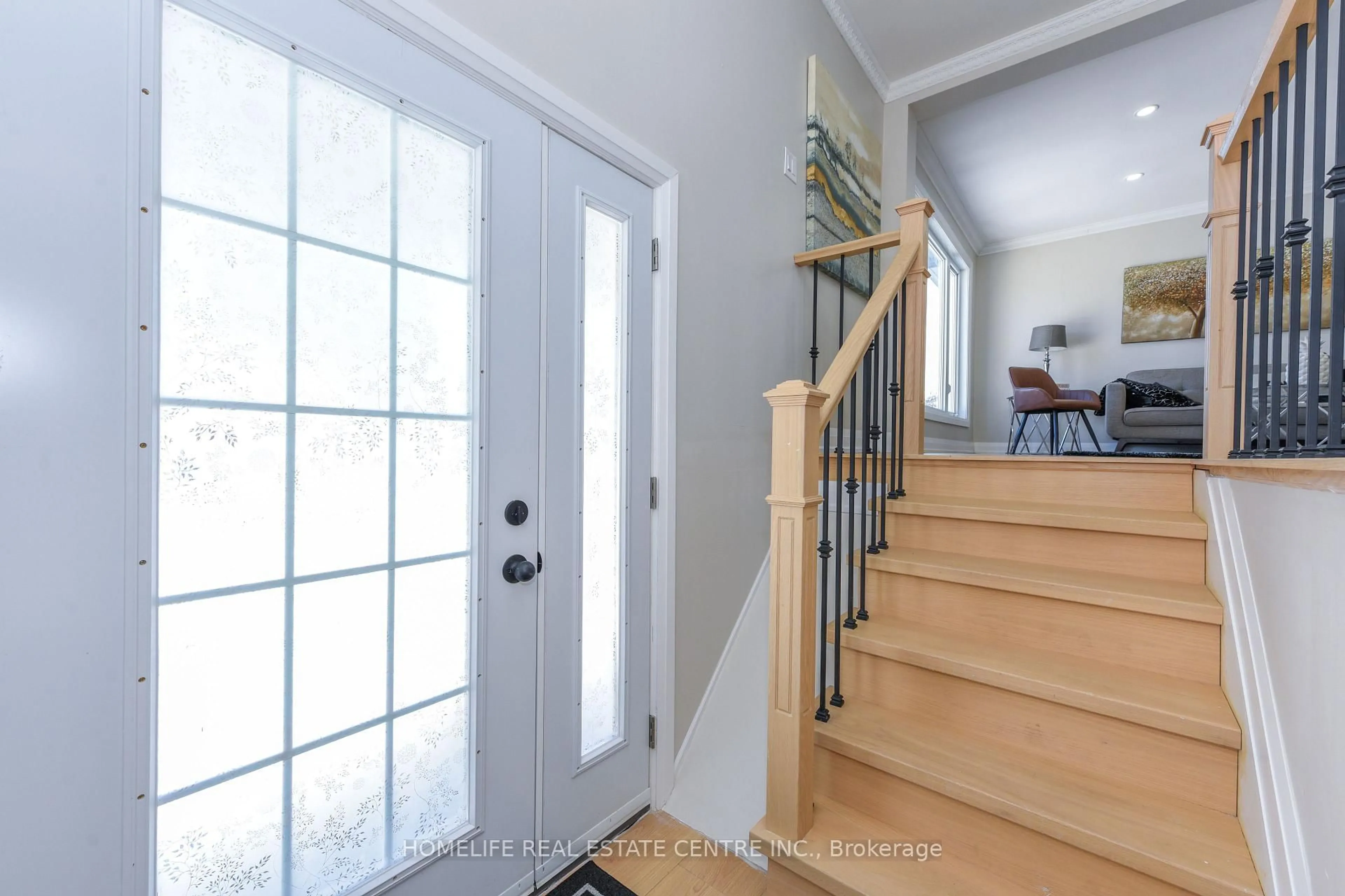 Indoor entryway for 103 Salisbury Circ, Brampton Ontario L6V 2Z4