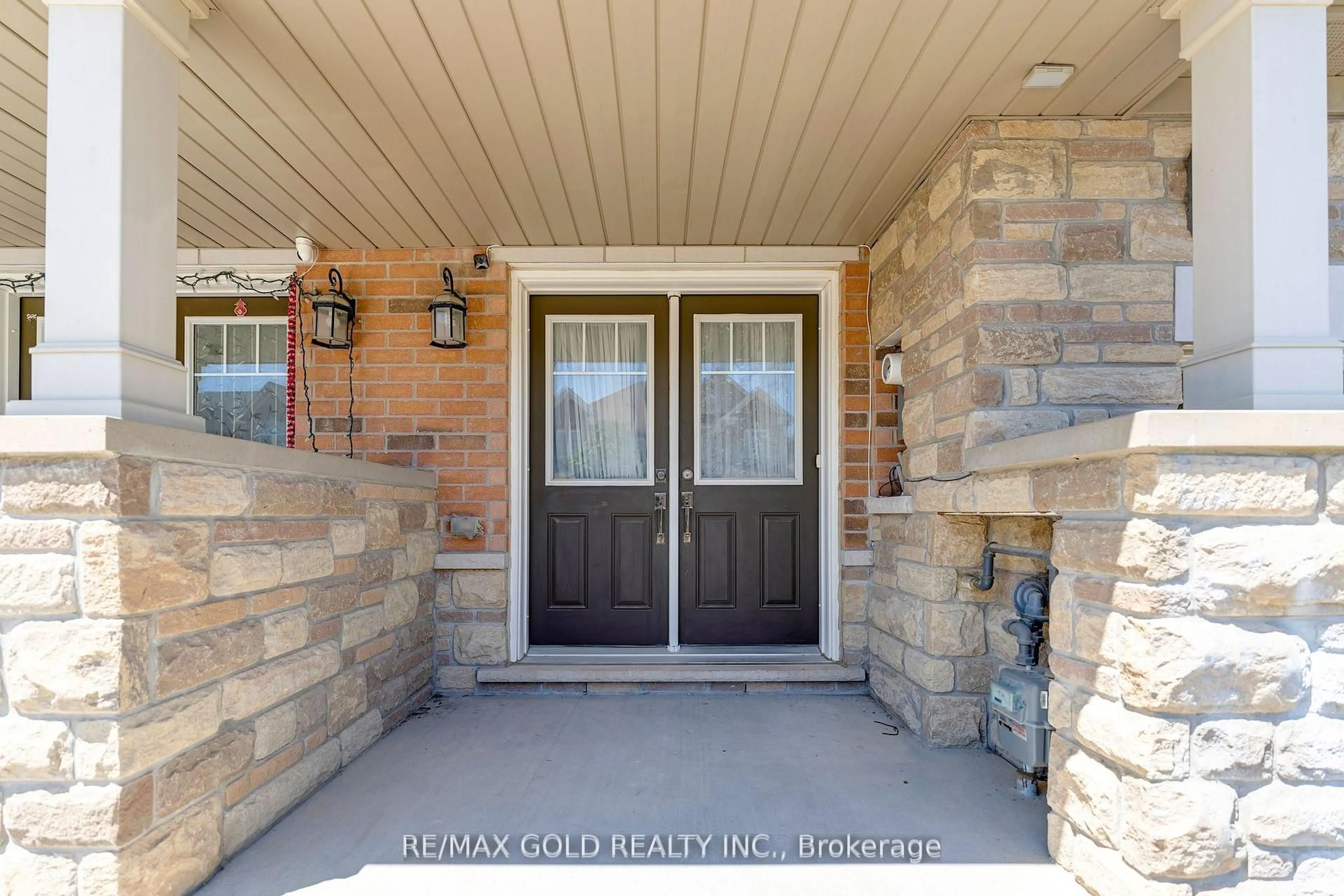 Indoor entryway for 124 Baffin Cres, Brampton Ontario L7A 0C7