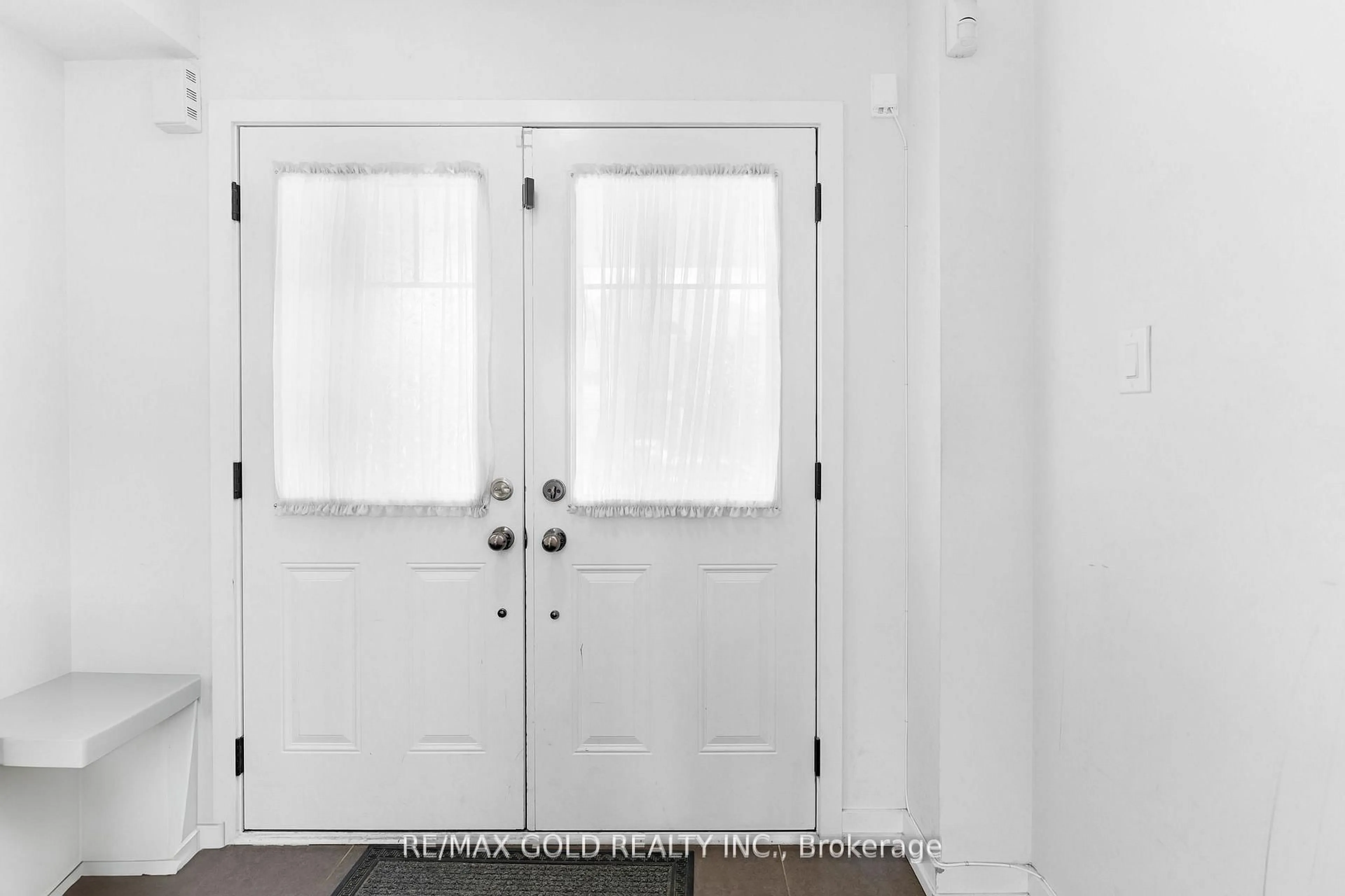 Indoor entryway for 124 Baffin Cres, Brampton Ontario L7A 0C7