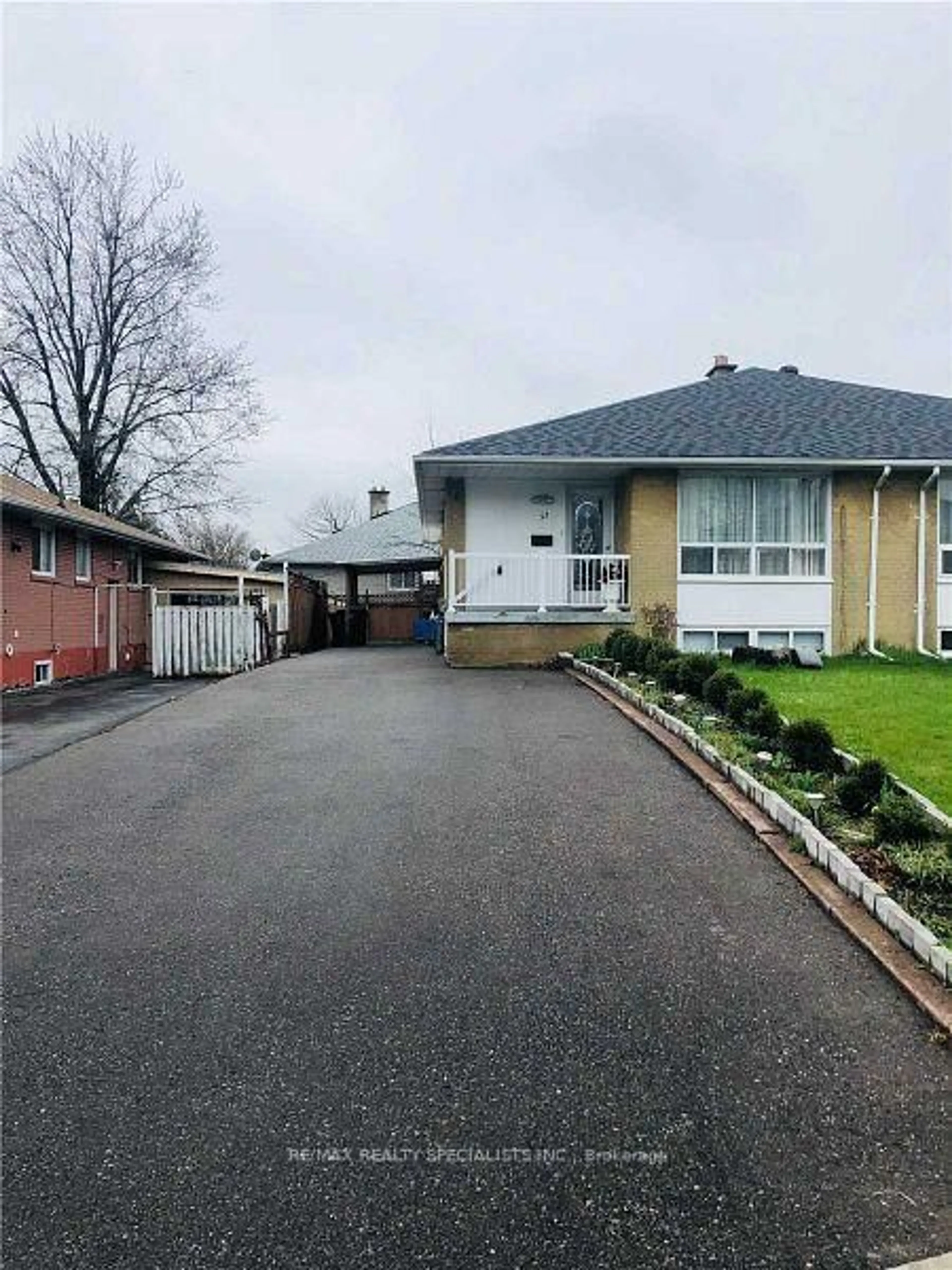 A pic from outside/outdoor area/front of a property/back of a property/a pic from drone, street for 32 Aloma Cres, Brampton Ontario L6T 2P1