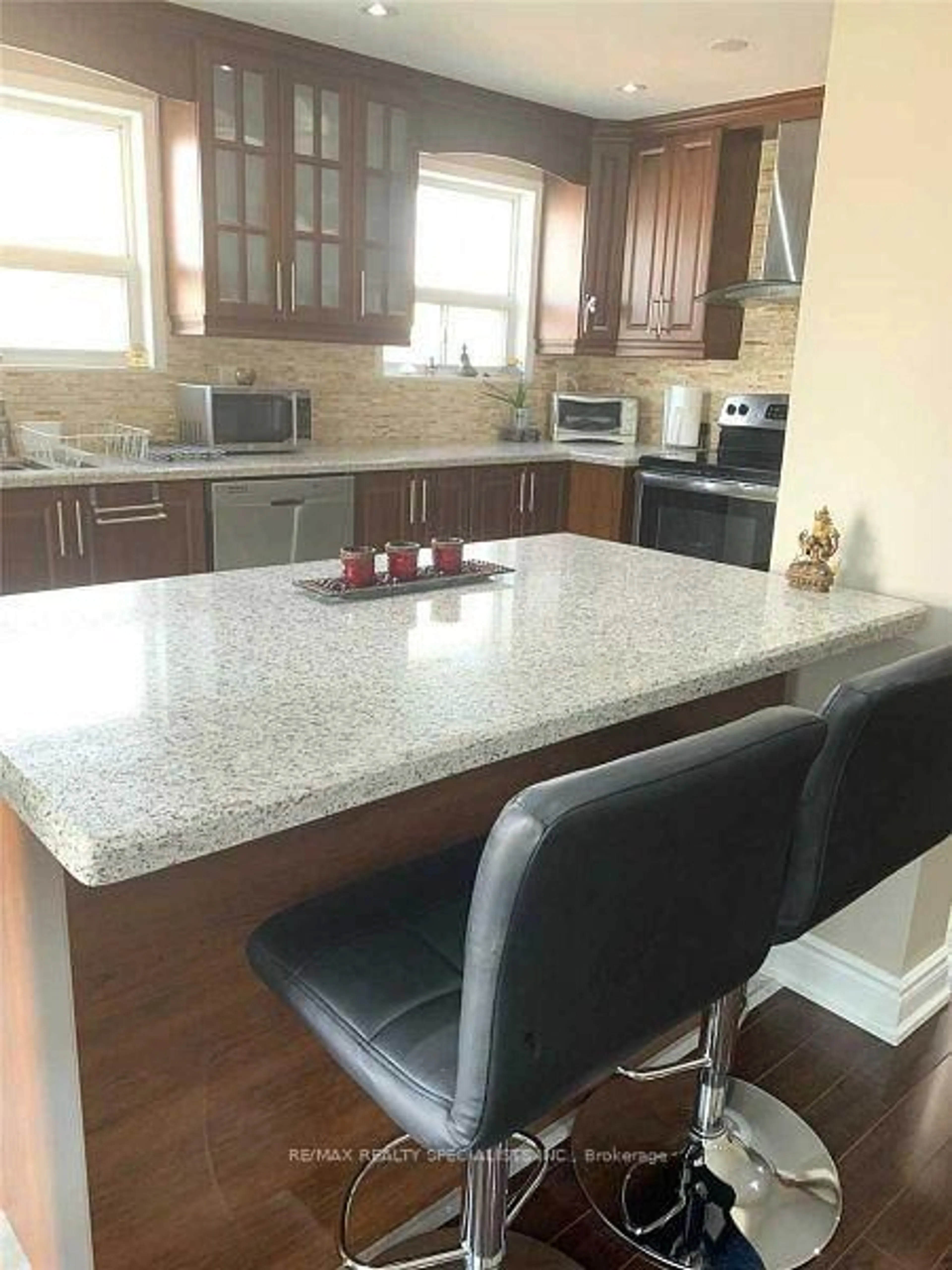 Open concept kitchen, ceramic/tile floor for 32 Aloma Cres, Brampton Ontario L6T 2P1