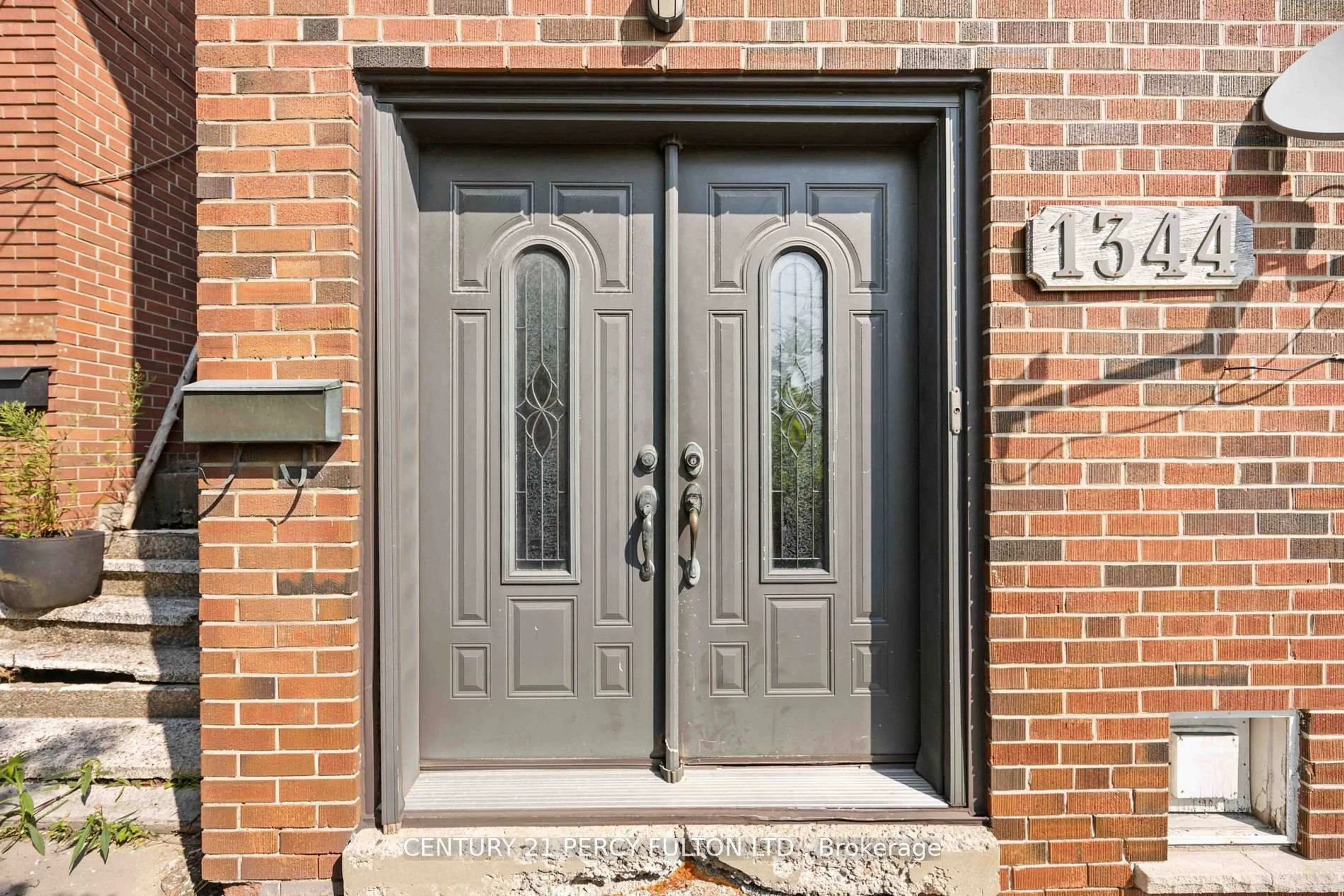 Indoor entryway for 1344 Davenport Rd, Toronto Ontario M6H 2G9